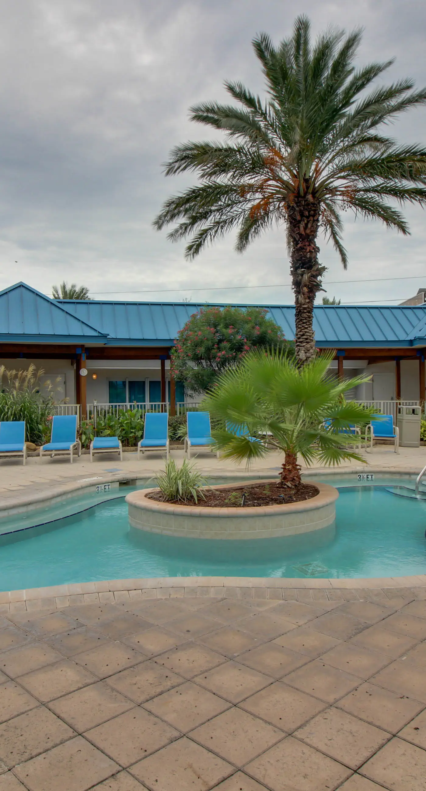 Gorgeous coastal condo with balcony & resort pools - close to beach