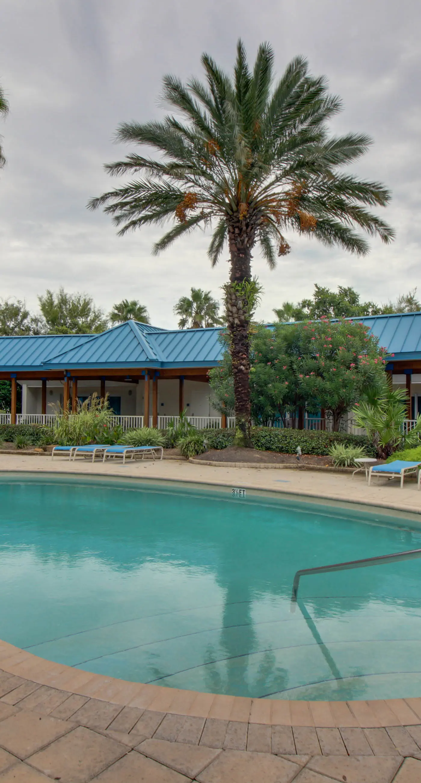 Gorgeous coastal condo with balcony & resort pools - close to beach