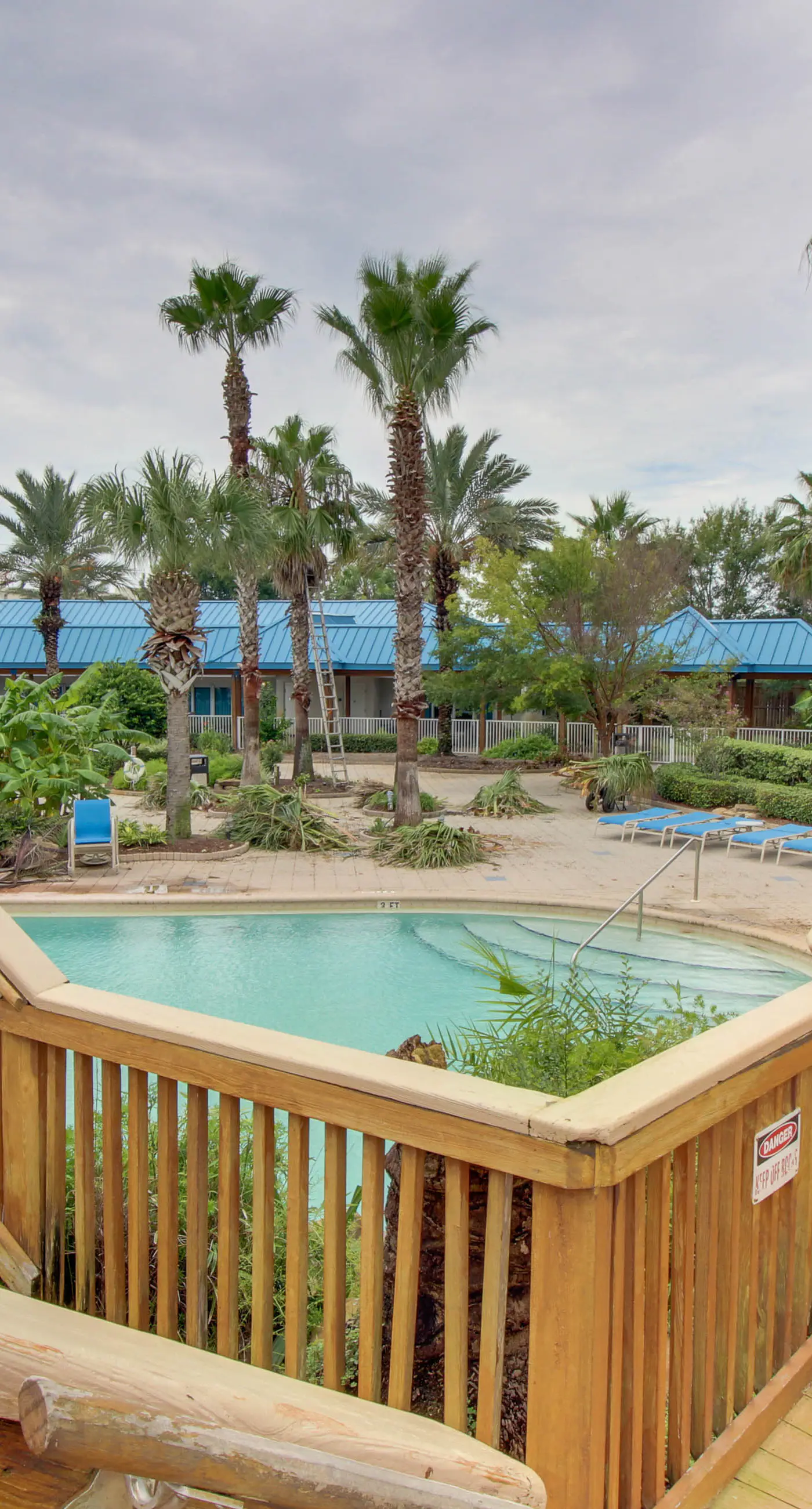 Gorgeous coastal condo with balcony & resort pools - close to beach