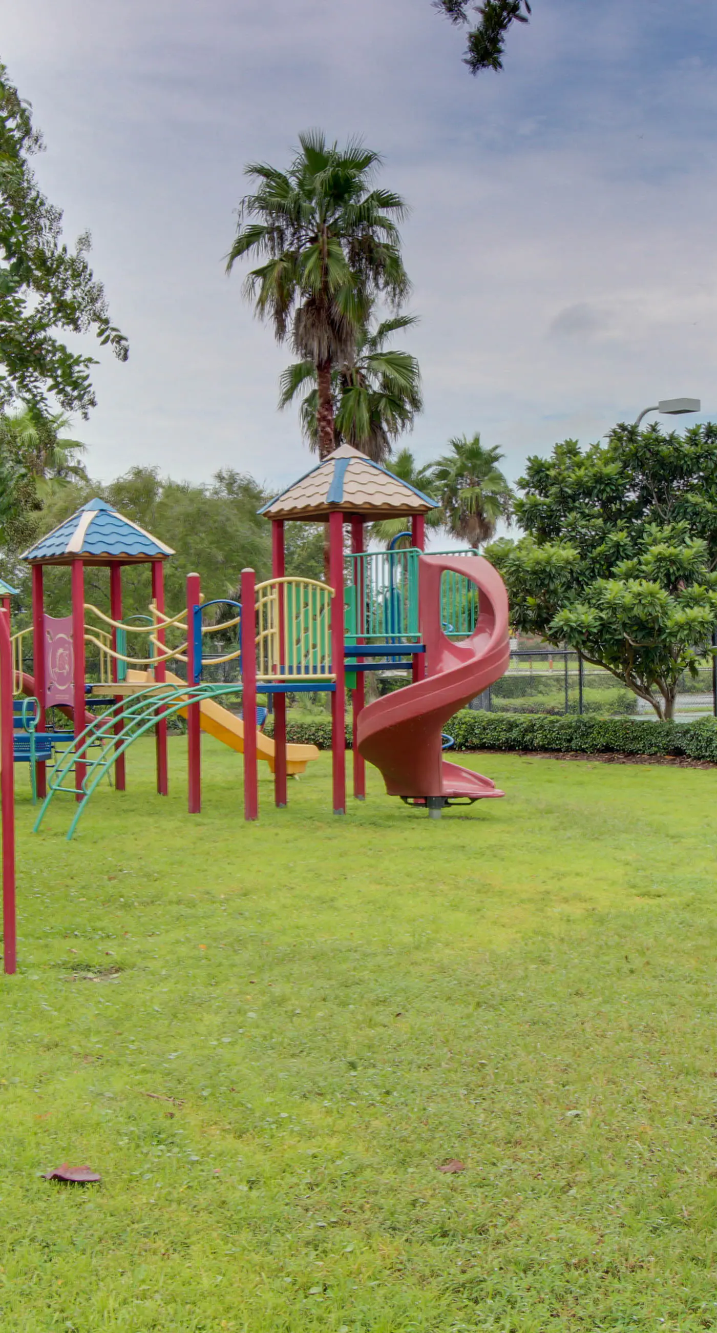 Gorgeous coastal condo with balcony & resort pools - close to beach