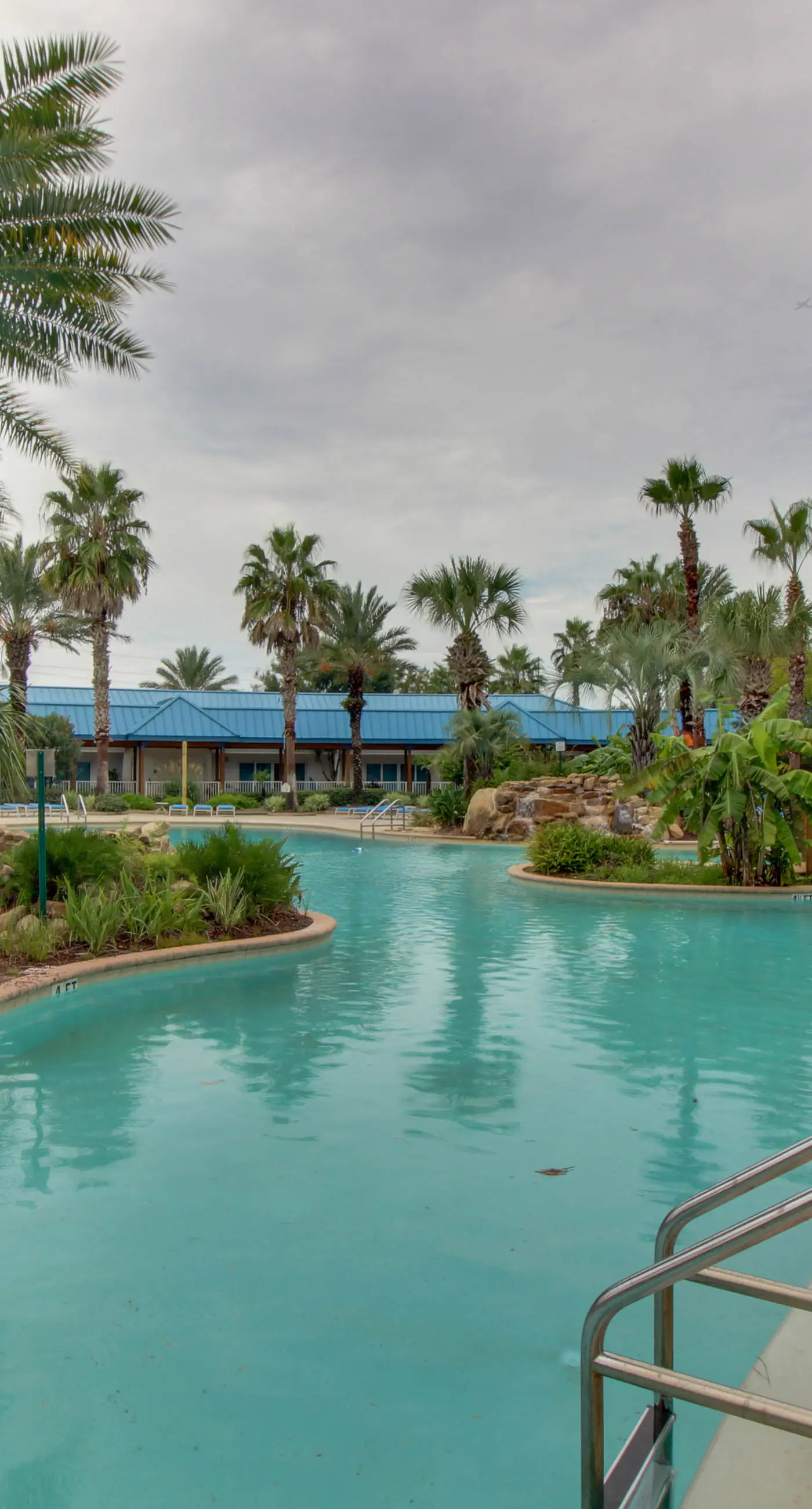 Gorgeous coastal condo with balcony & resort pools - close to beach