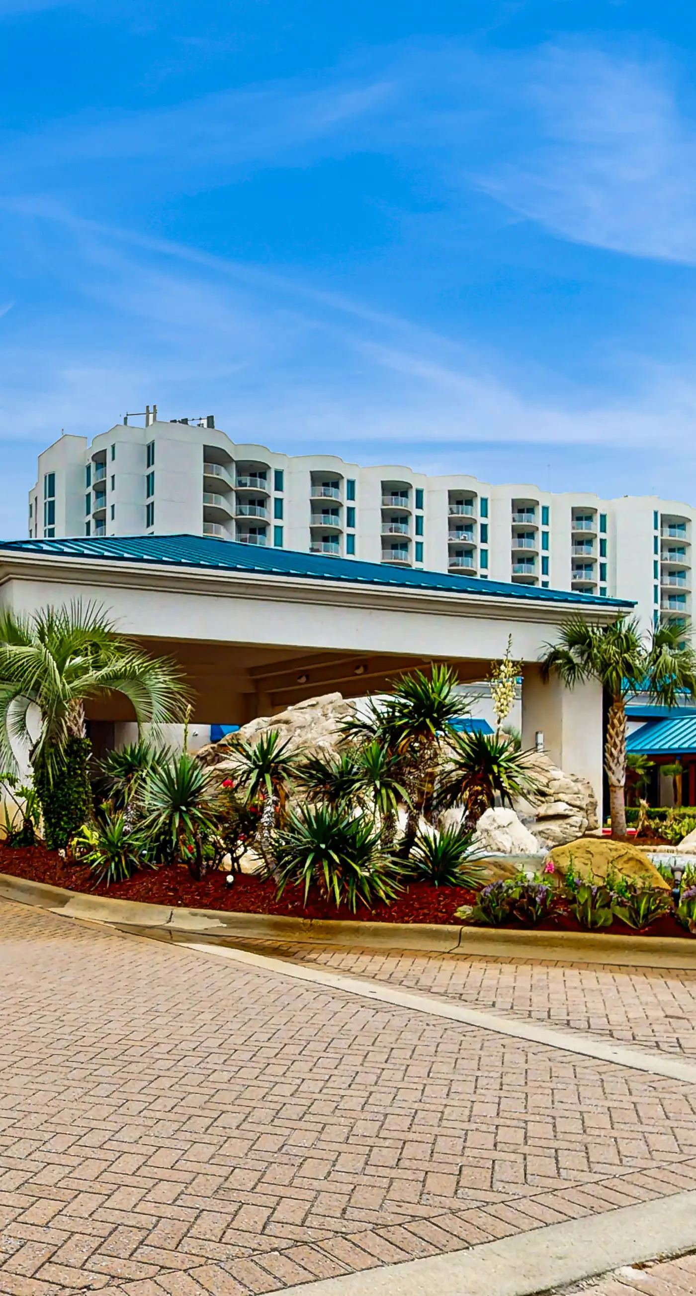 Gorgeous coastal condo with balcony & resort pools - close to beach