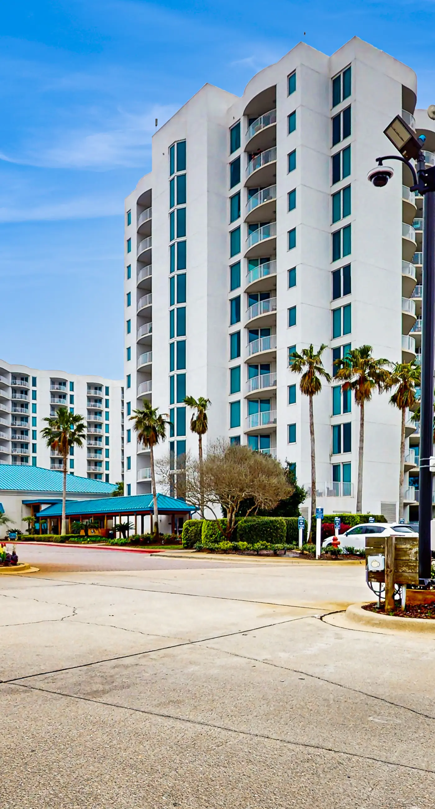 Gorgeous coastal condo with balcony & resort pools - close to beach
