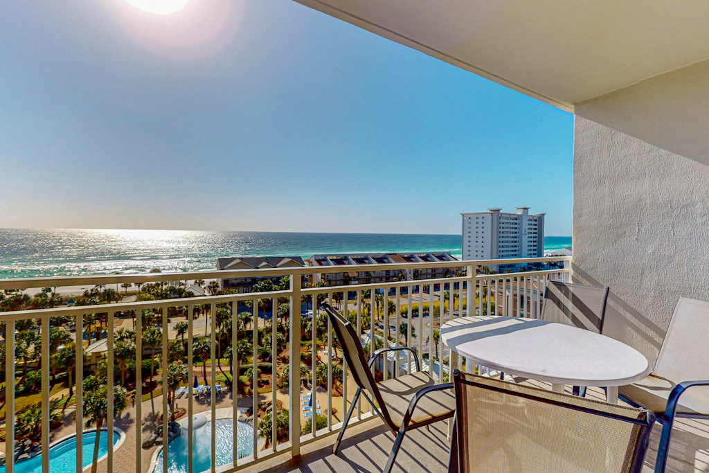 Bright, Gulf view condo w balcony & shared lagoon pool&gym - steps to beach