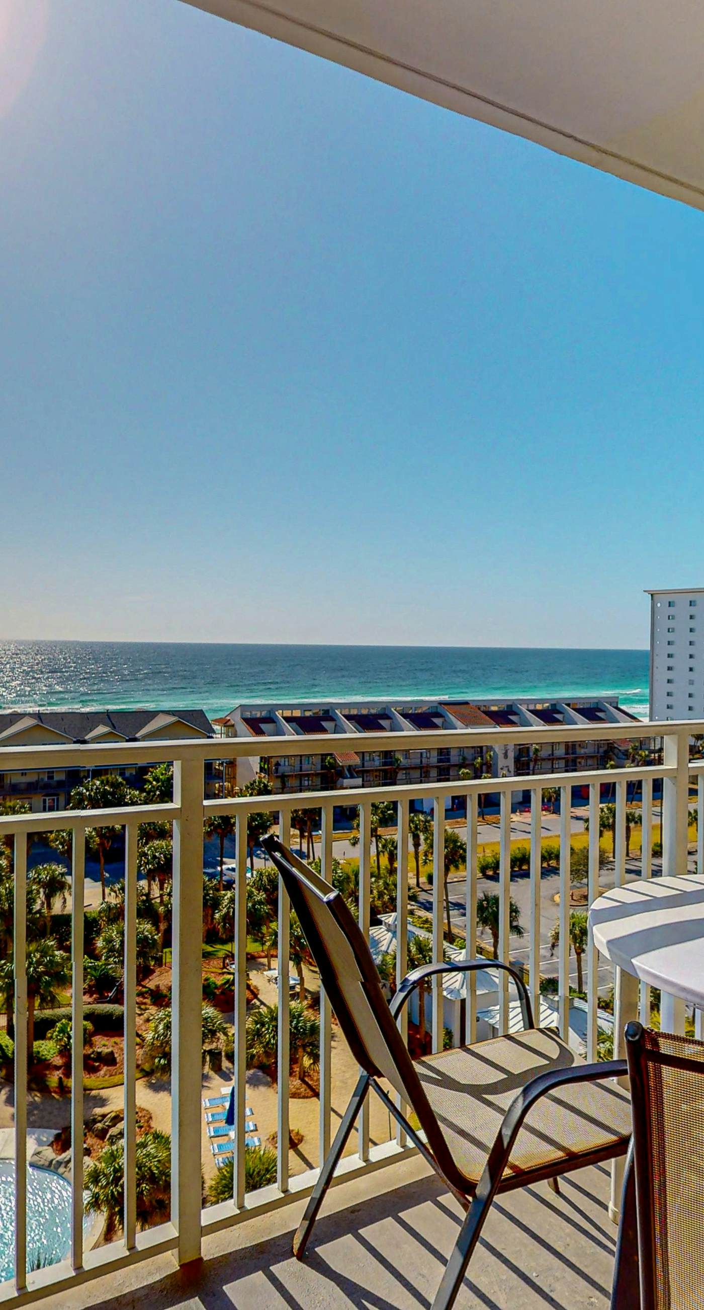 Bright, Gulf view condo w balcony & shared lagoon pool&gym - steps to beach
