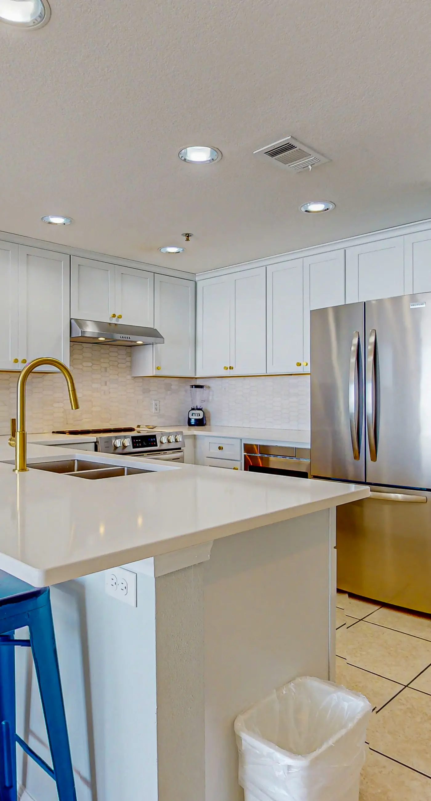 Bright, Gulf view condo w/ balcony & shared lagoon pool/gym - steps to beach