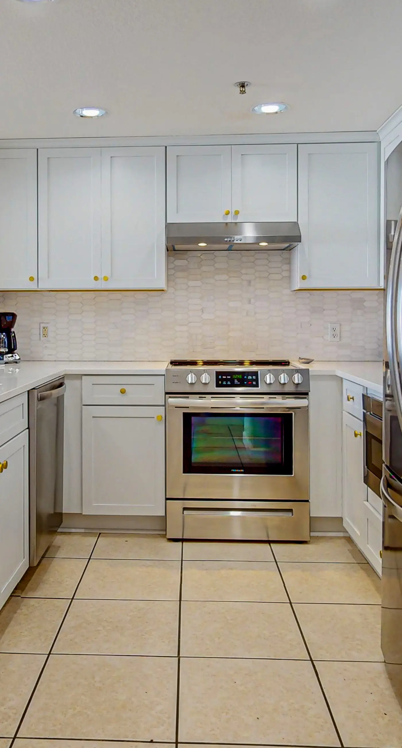 Bright, Gulf view condo w/ balcony & shared lagoon pool/gym - steps to beach