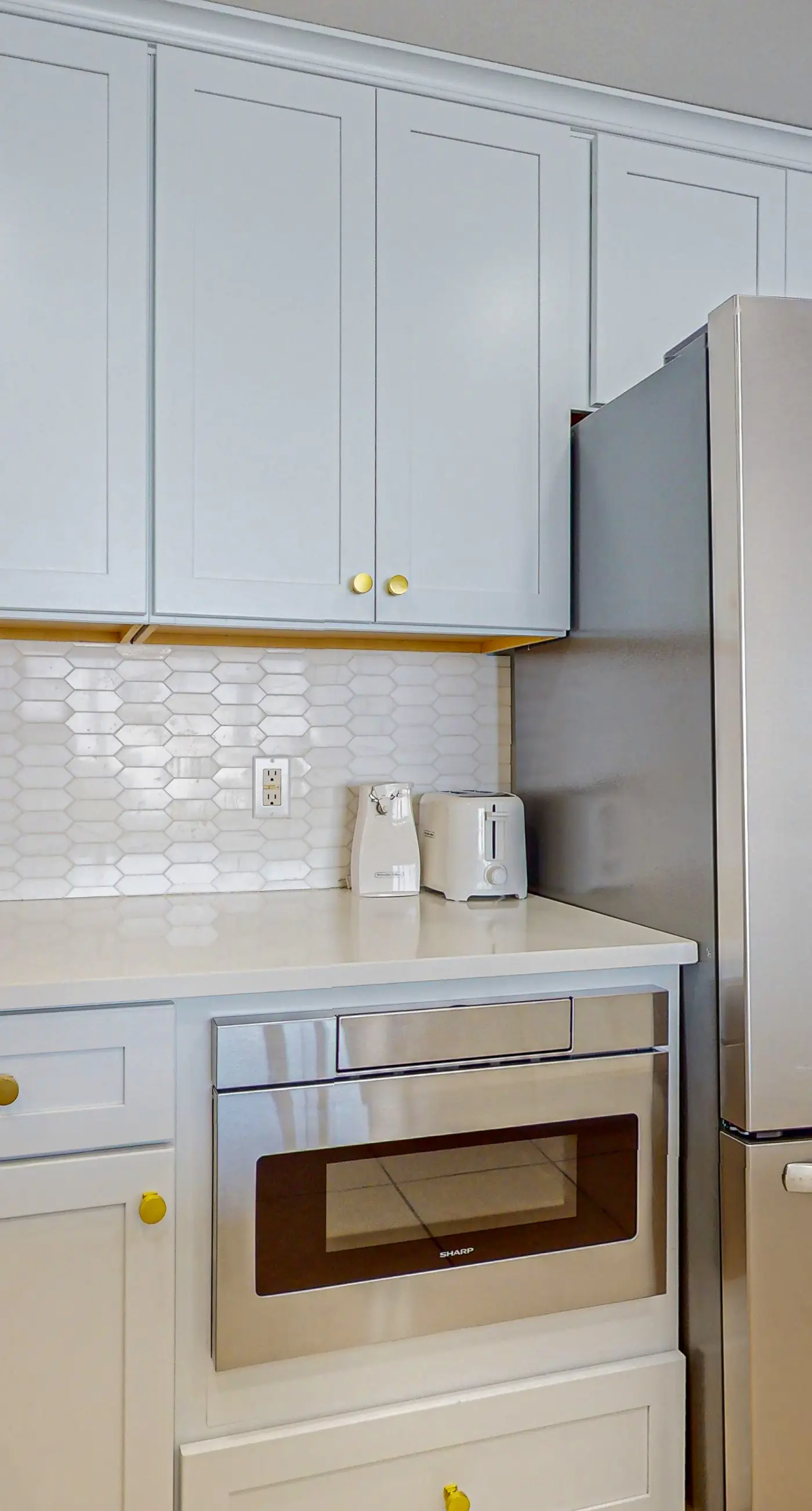 Bright, Gulf view condo w/ balcony & shared lagoon pool/gym - steps to beach