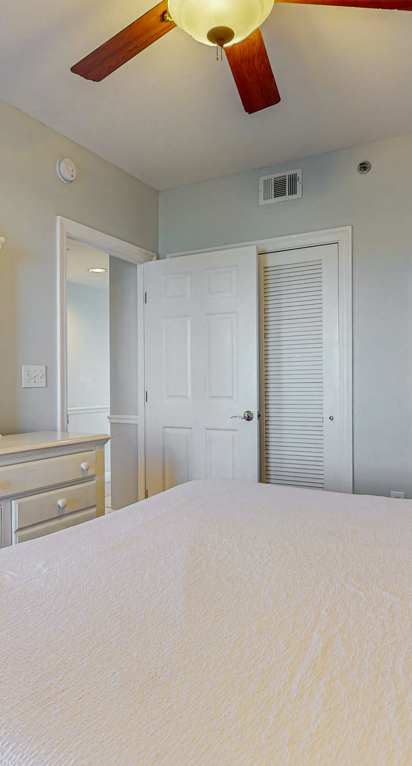 Bright, Gulf view condo w/ balcony & shared lagoon pool/gym - steps to beach
