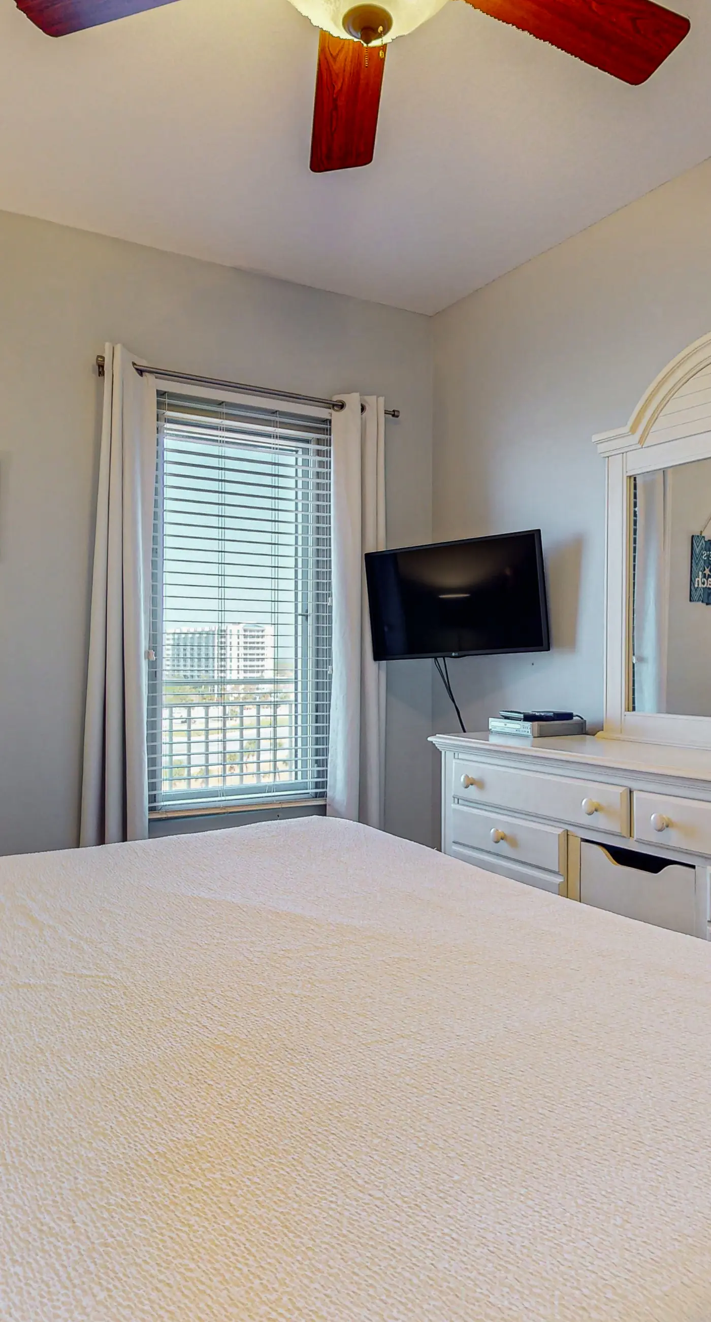 Bright, Gulf view condo w/ balcony & shared lagoon pool/gym - steps to beach