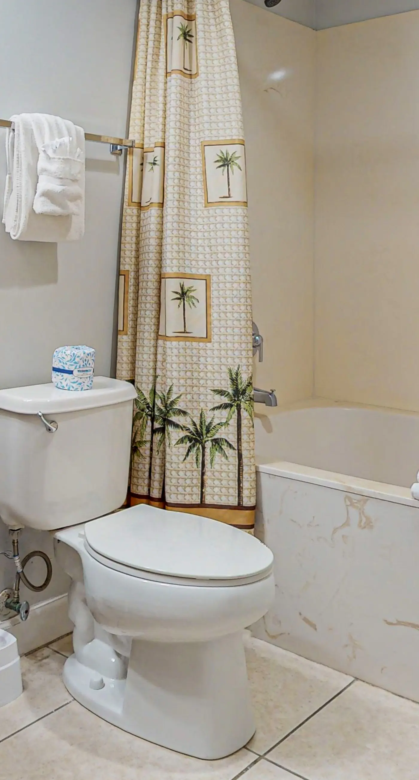 Bright, Gulf view condo w/ balcony & shared lagoon pool/gym - steps to beach
