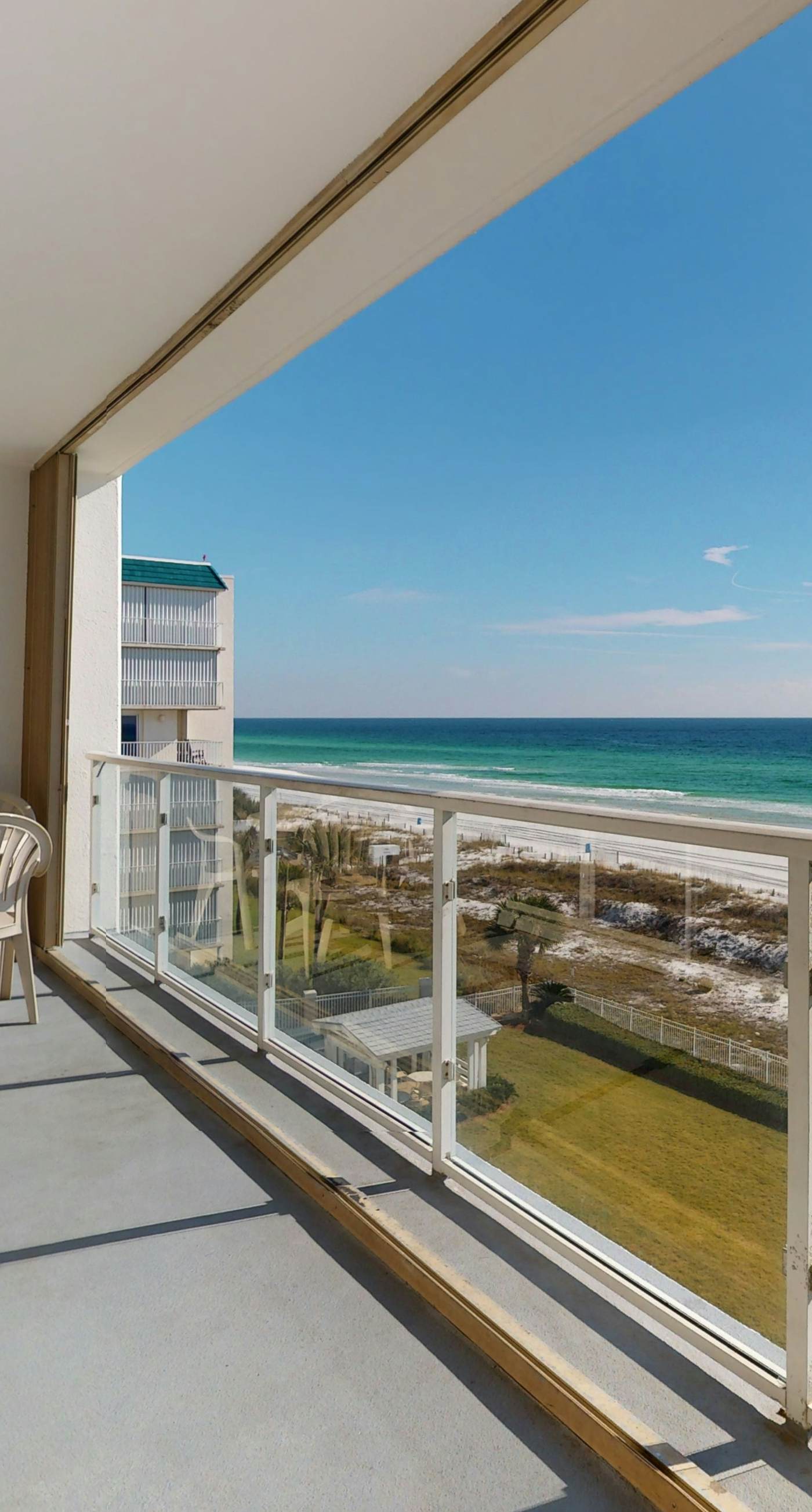 Relaxing, gulf-view condo with pool, fitness room & beach access