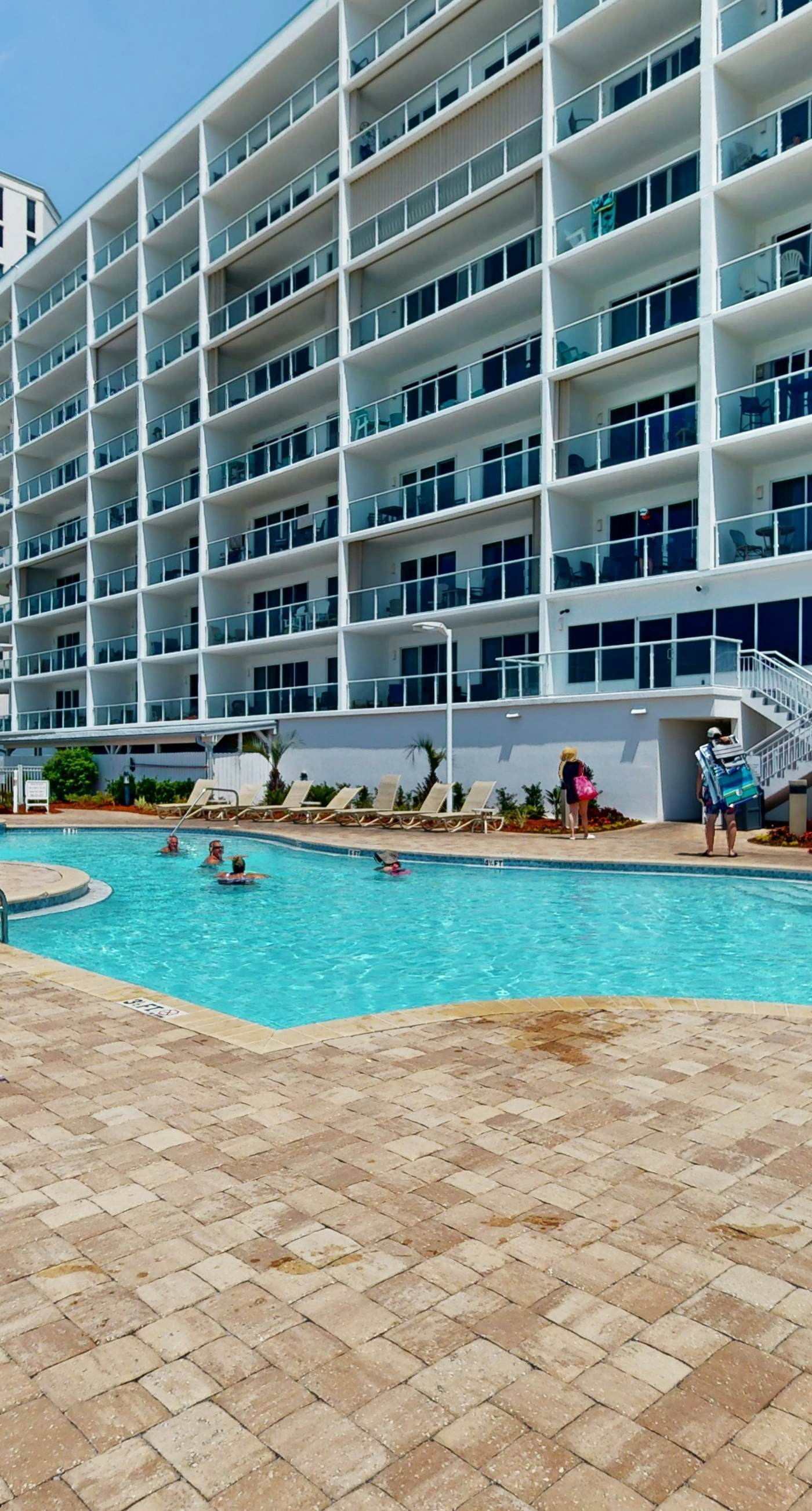 Relaxing, gulf-view condo with pool, fitness room & beach access