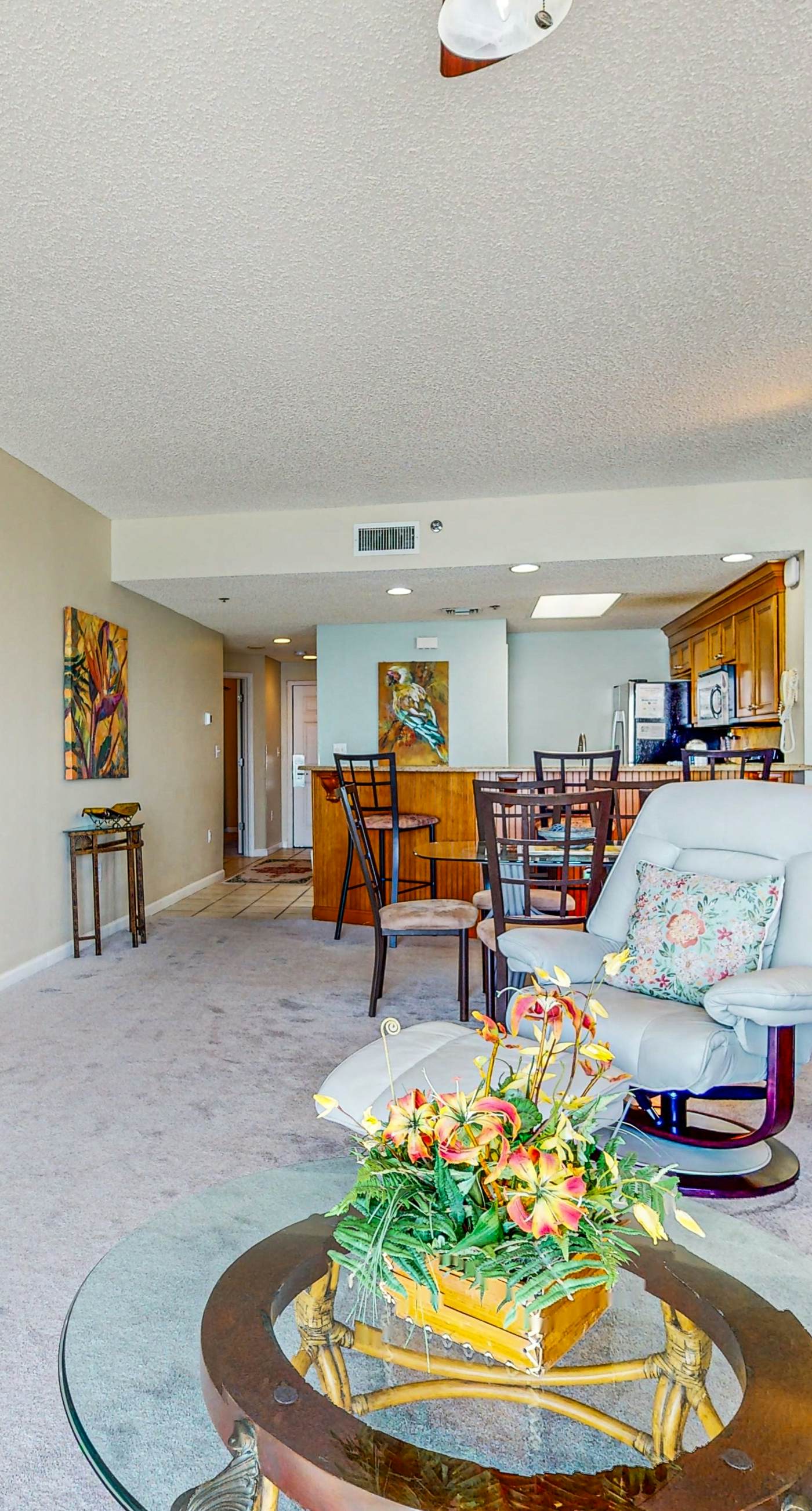 Relaxing, gulf-view condo with pool, fitness room & beach access