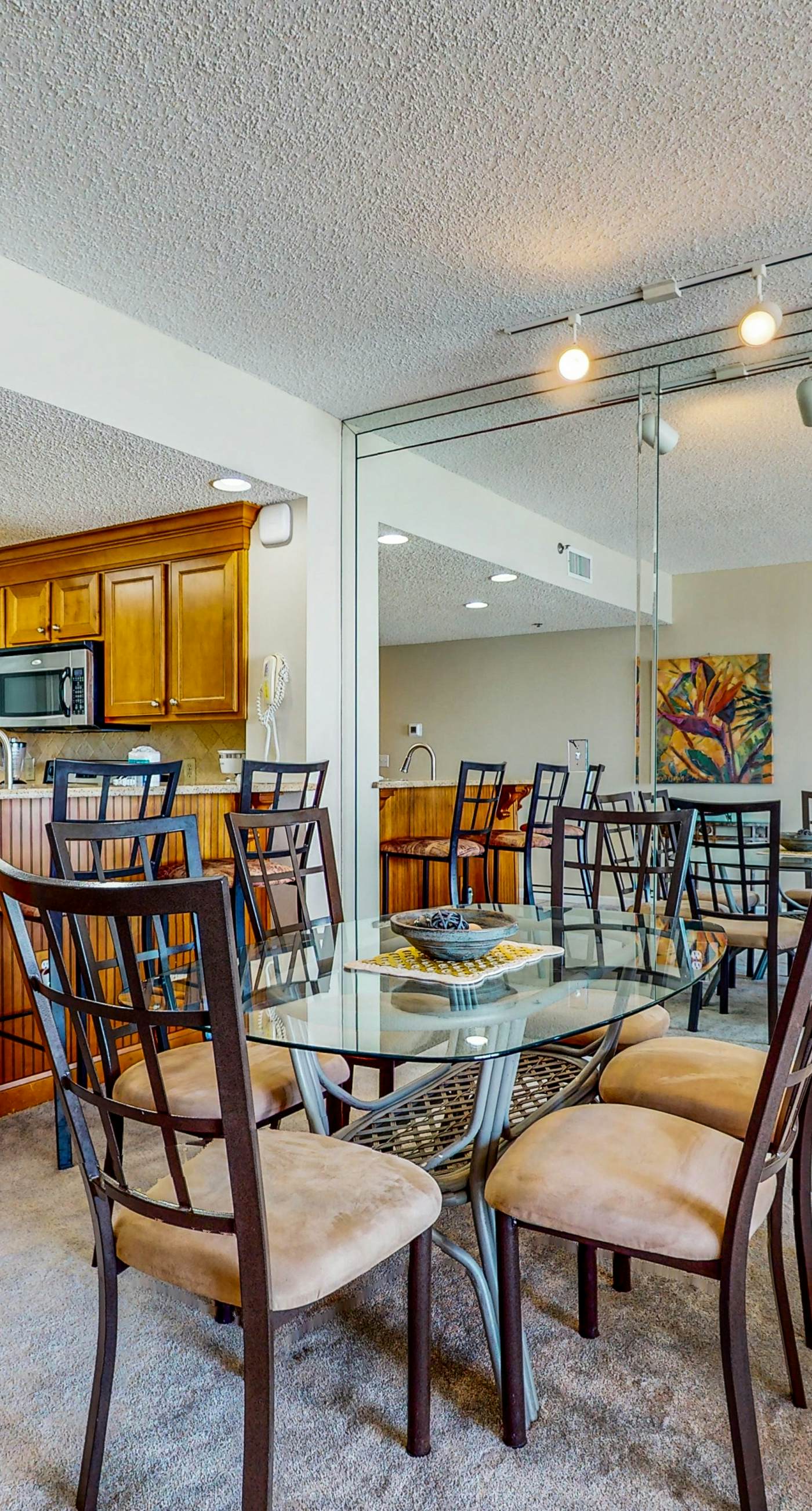 Relaxing, gulf-view condo with pool, fitness room & beach access