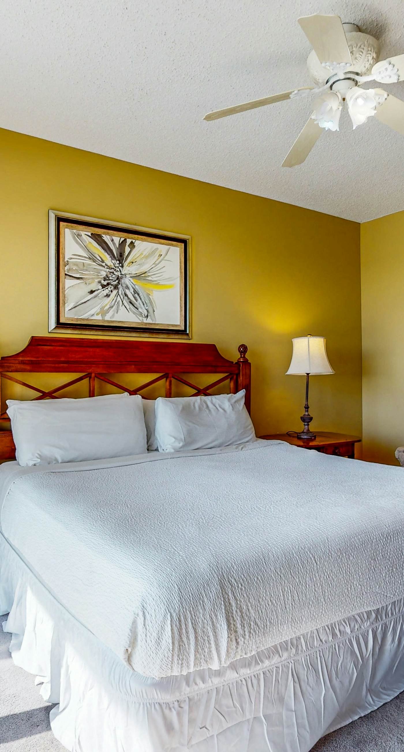 Relaxing, gulf-view condo with pool, fitness room & beach access