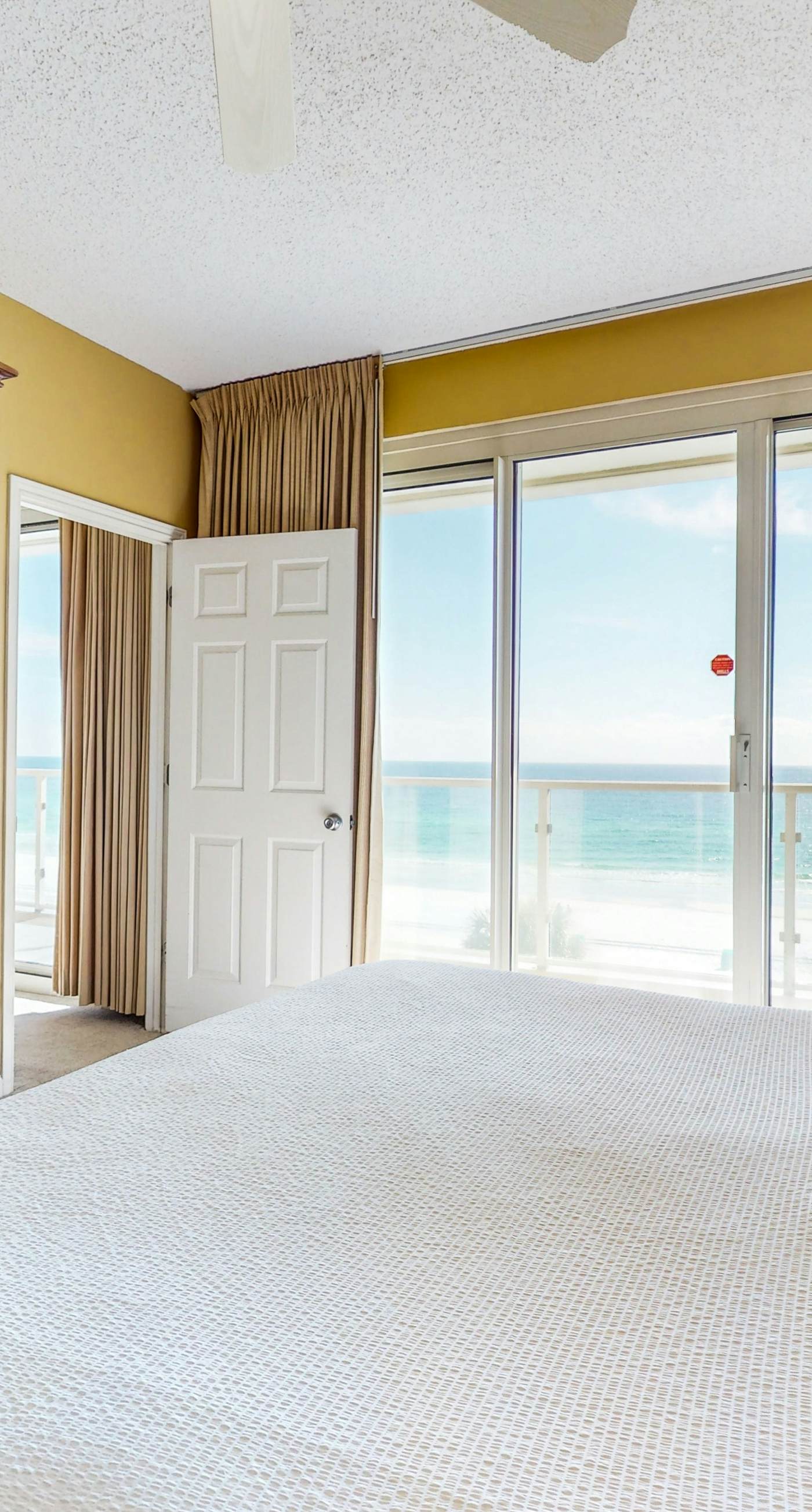 Relaxing, gulf-view condo with pool, fitness room & beach access