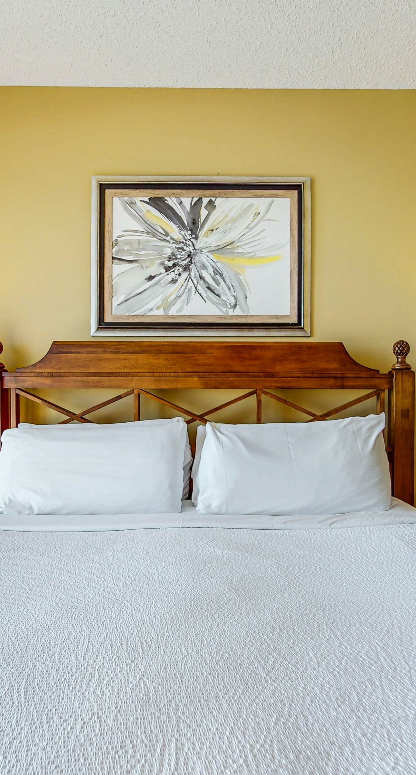 Relaxing, gulf-view condo with pool, fitness room & beach access