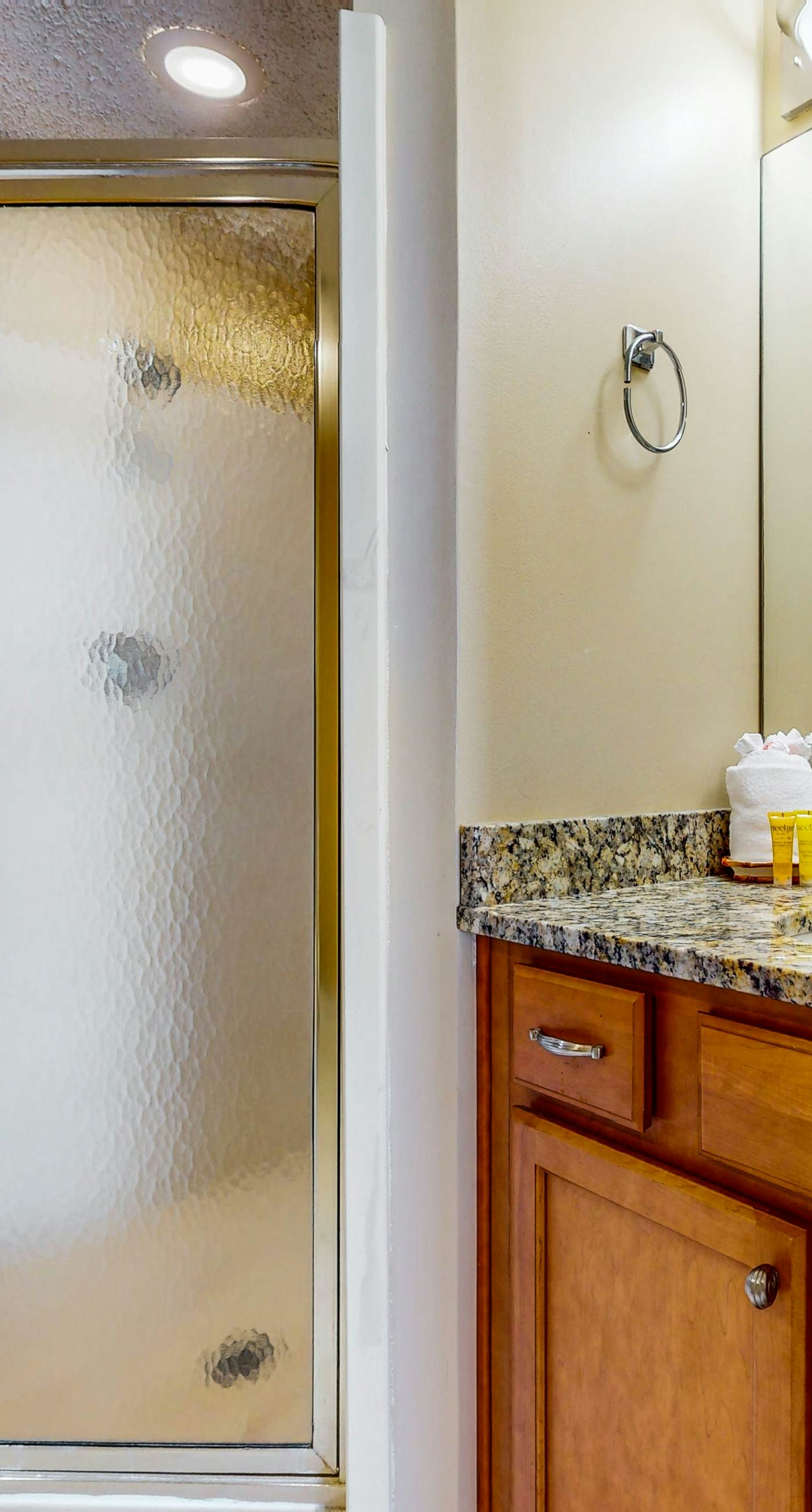 Relaxing, gulf-view condo with pool, fitness room & beach access