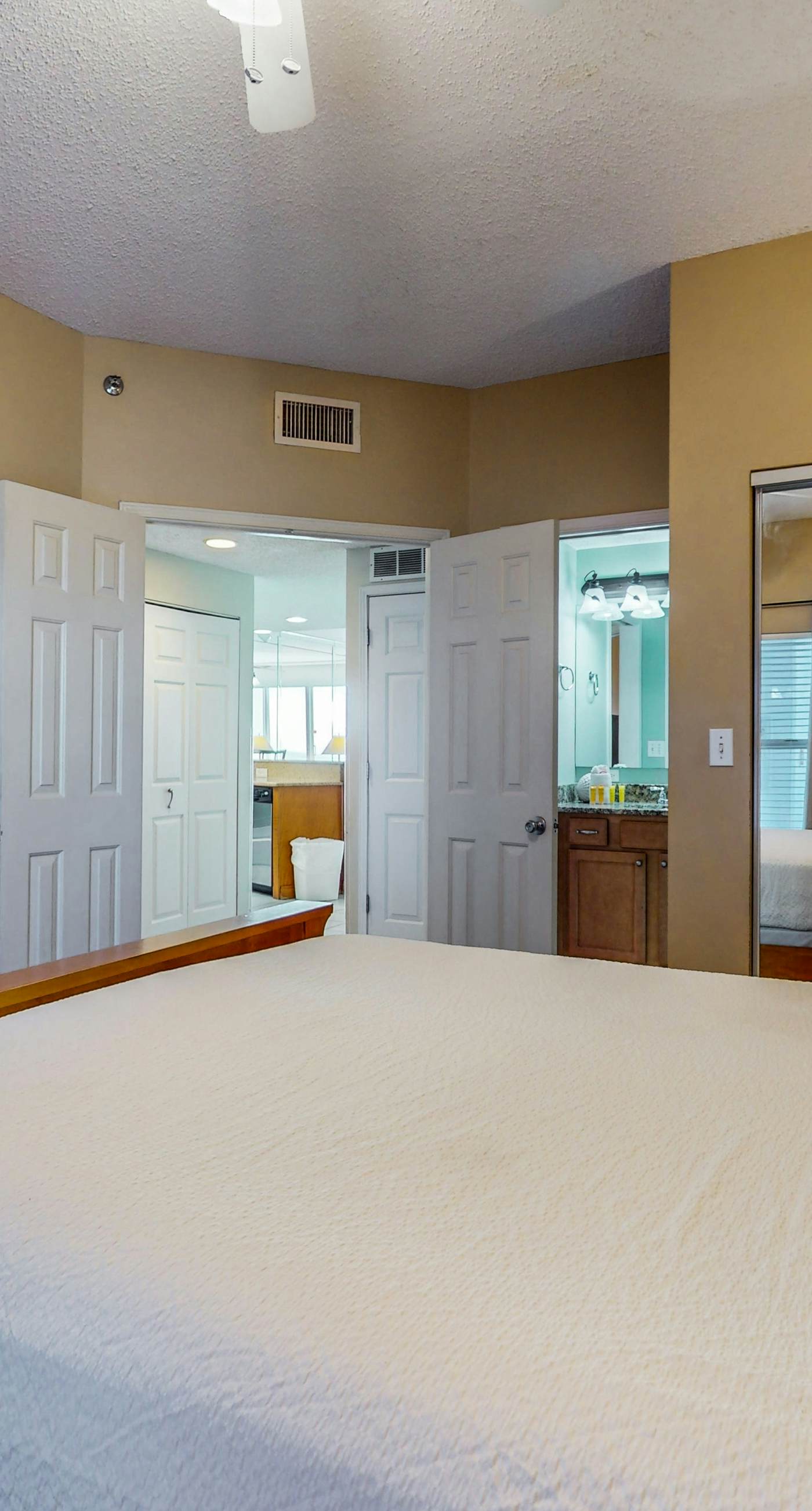 Relaxing, gulf-view condo with pool, fitness room & beach access