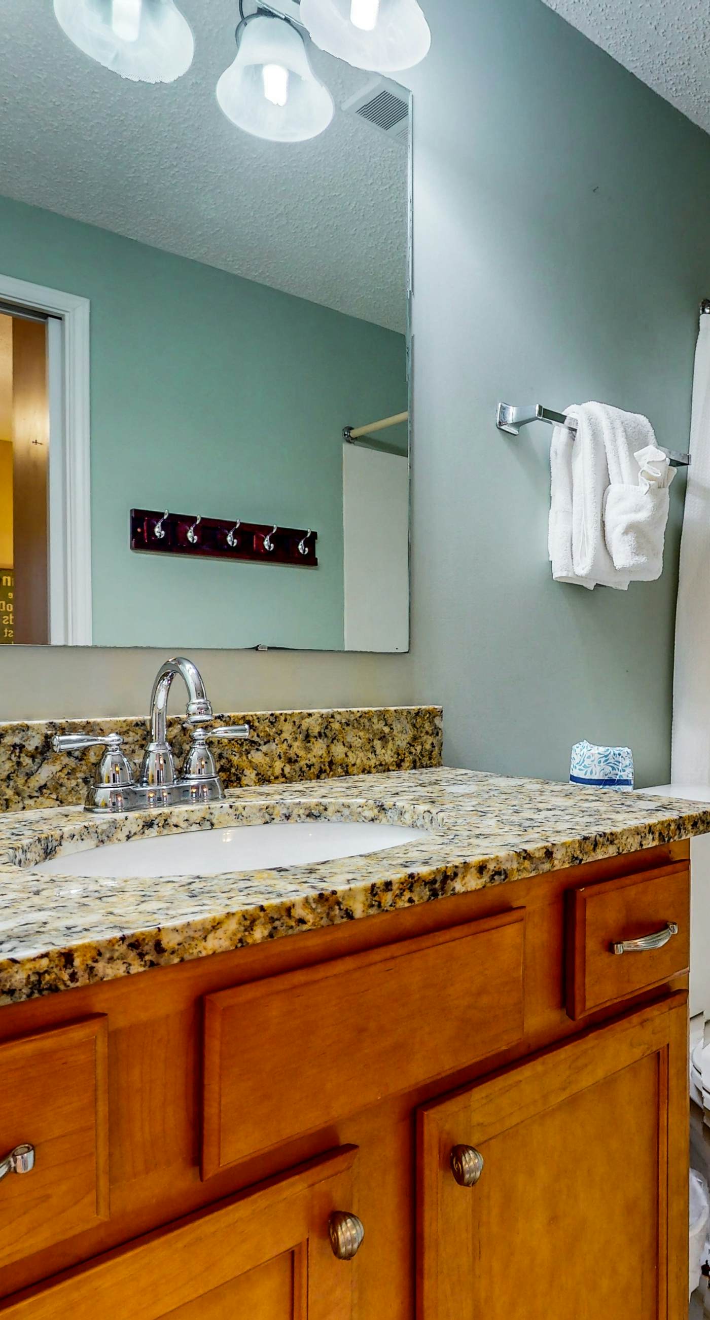 Relaxing, gulf-view condo with pool, fitness room & beach access