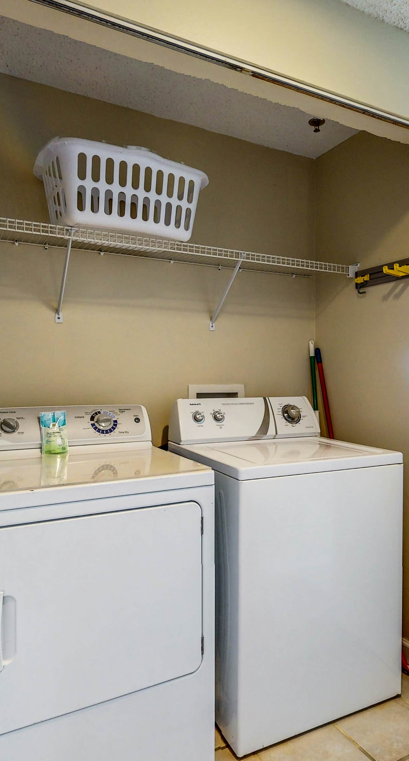 Relaxing, gulf-view condo with pool, fitness room & beach access