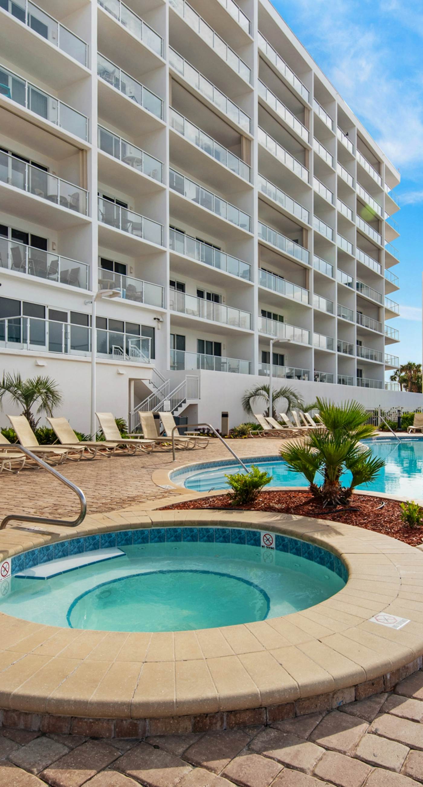 Relaxing, gulf-view condo with pool, fitness room & beach access