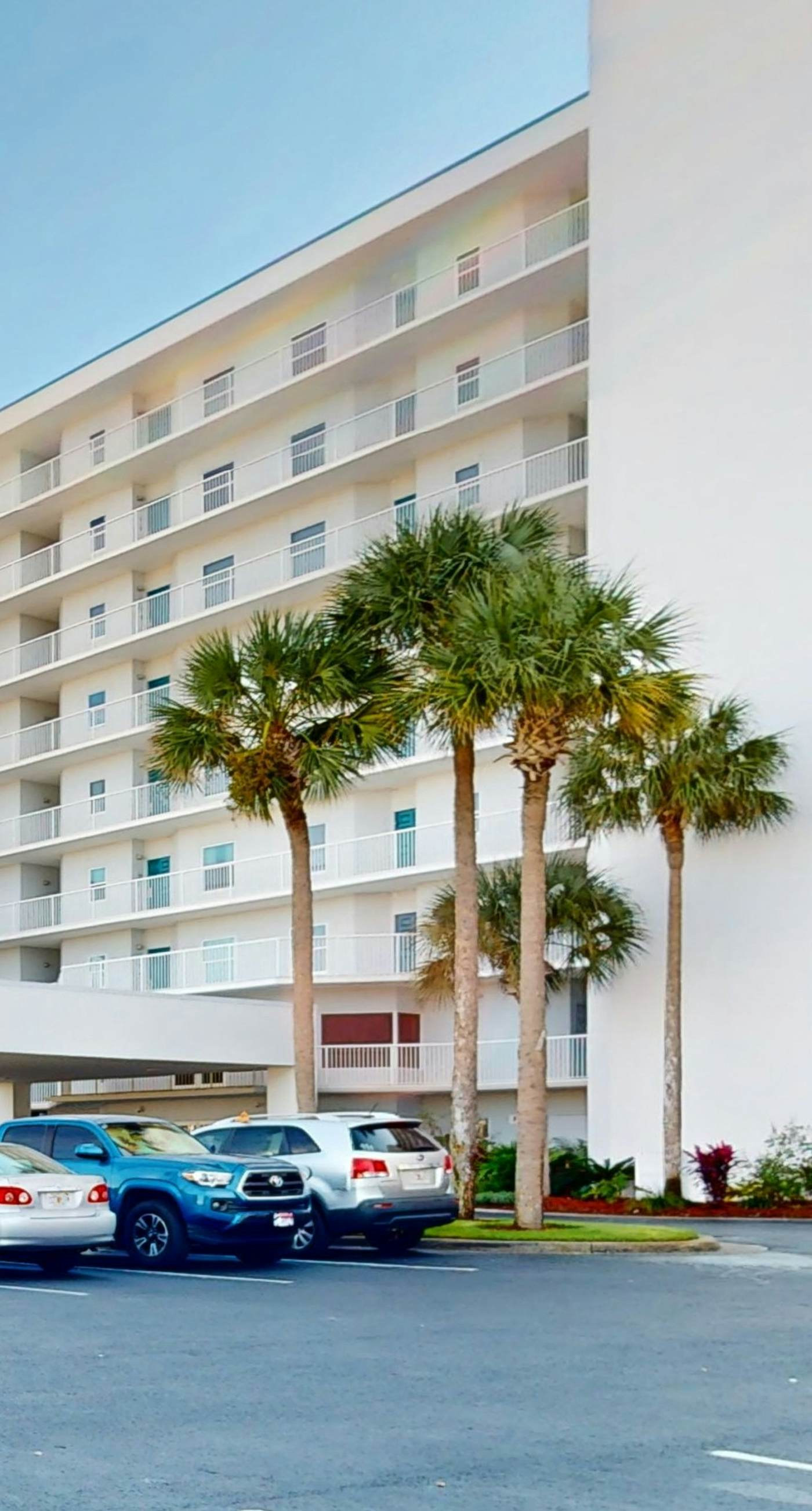 Relaxing, gulf-view condo with pool, fitness room & beach access