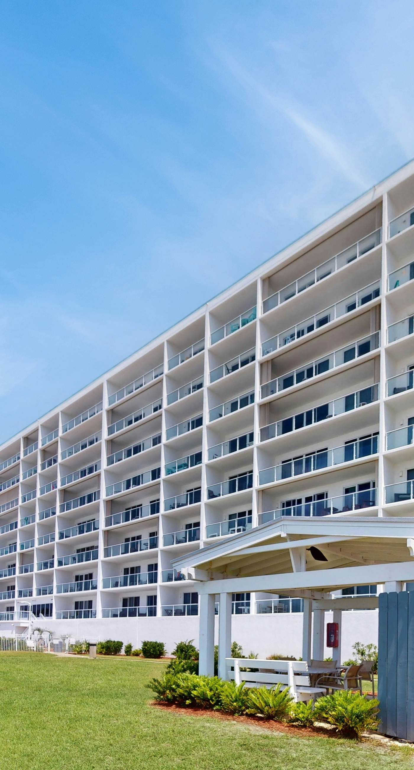 Relaxing, gulf-view condo with pool, fitness room & beach access