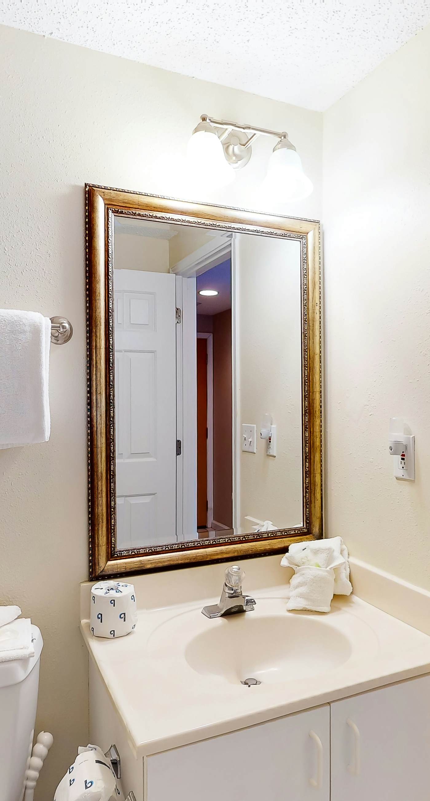 Gorgeous beach view home with balcony, pool & fitness room