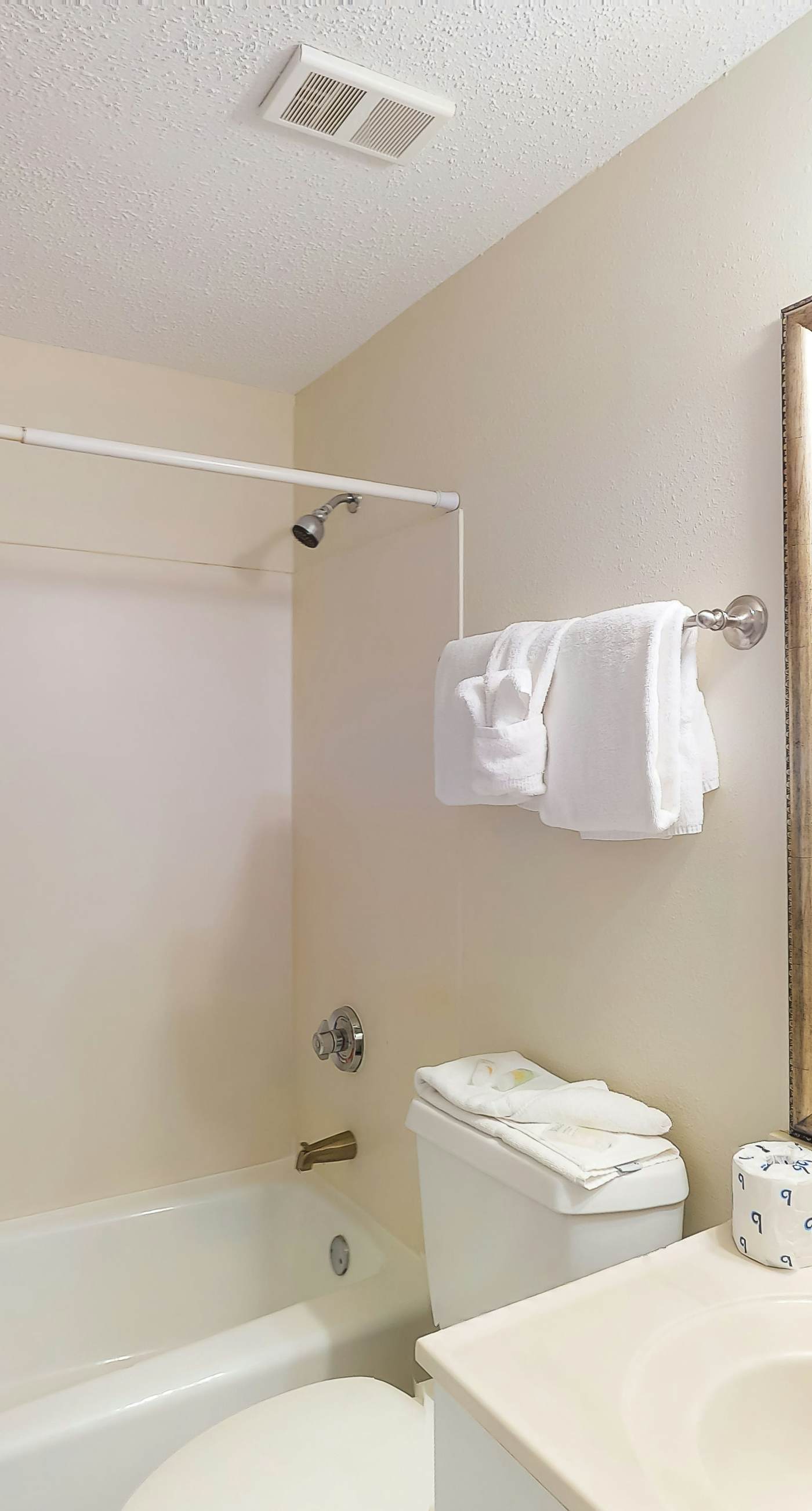 Gorgeous beach view home with balcony, pool & fitness room