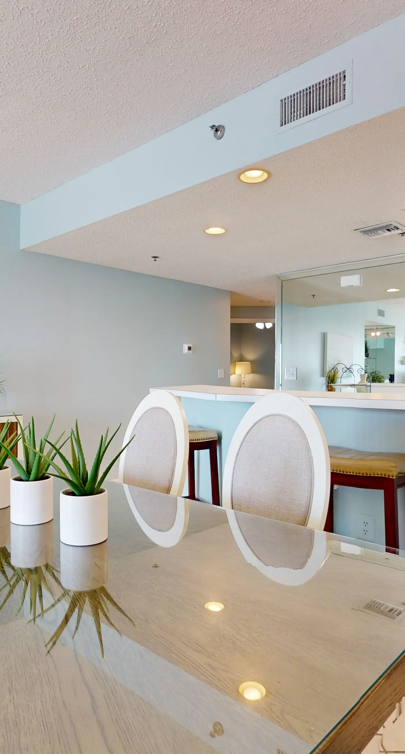 Vibrant condo on the Gulf with pool, fitness room & playground
