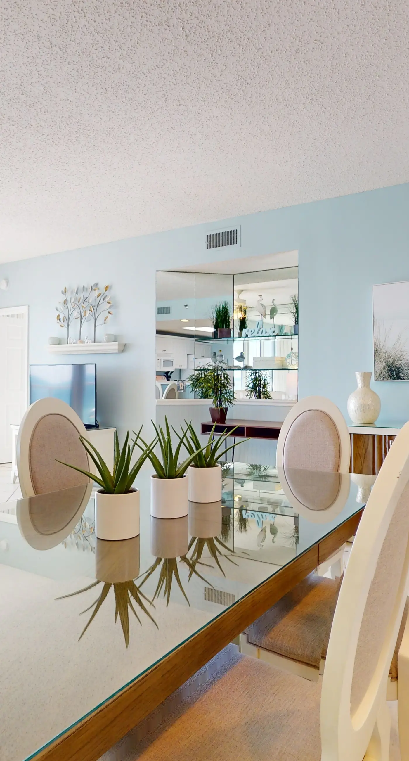 Vibrant condo on the Gulf with pool, fitness room & playground