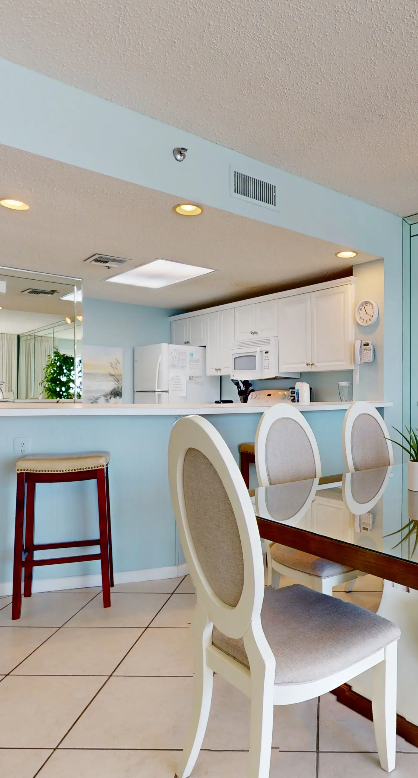 Vibrant condo on the Gulf with pool, fitness room & playground