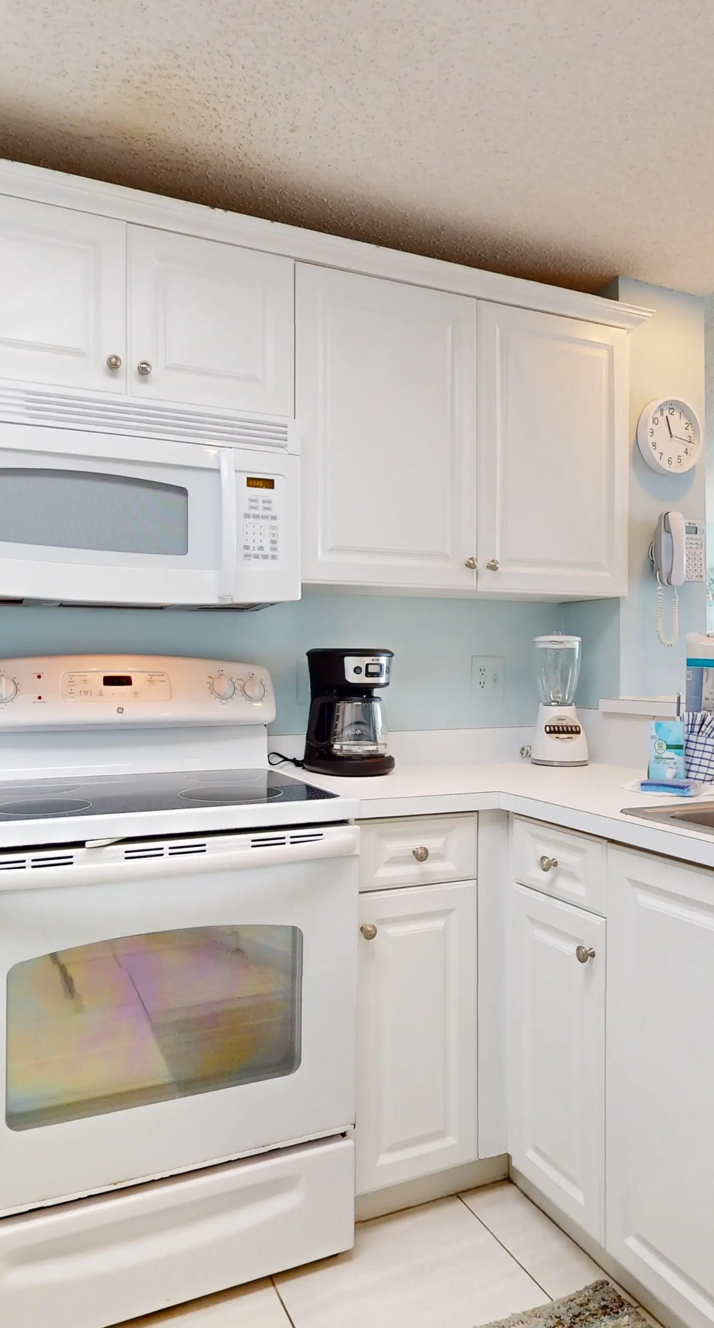 Vibrant condo on the Gulf with pool, fitness room & playground