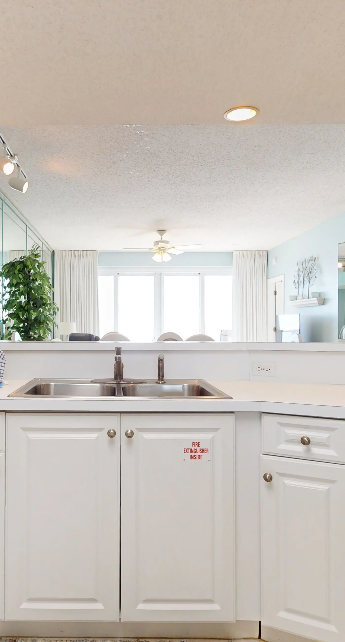 Vibrant condo on the Gulf with pool, fitness room & playground