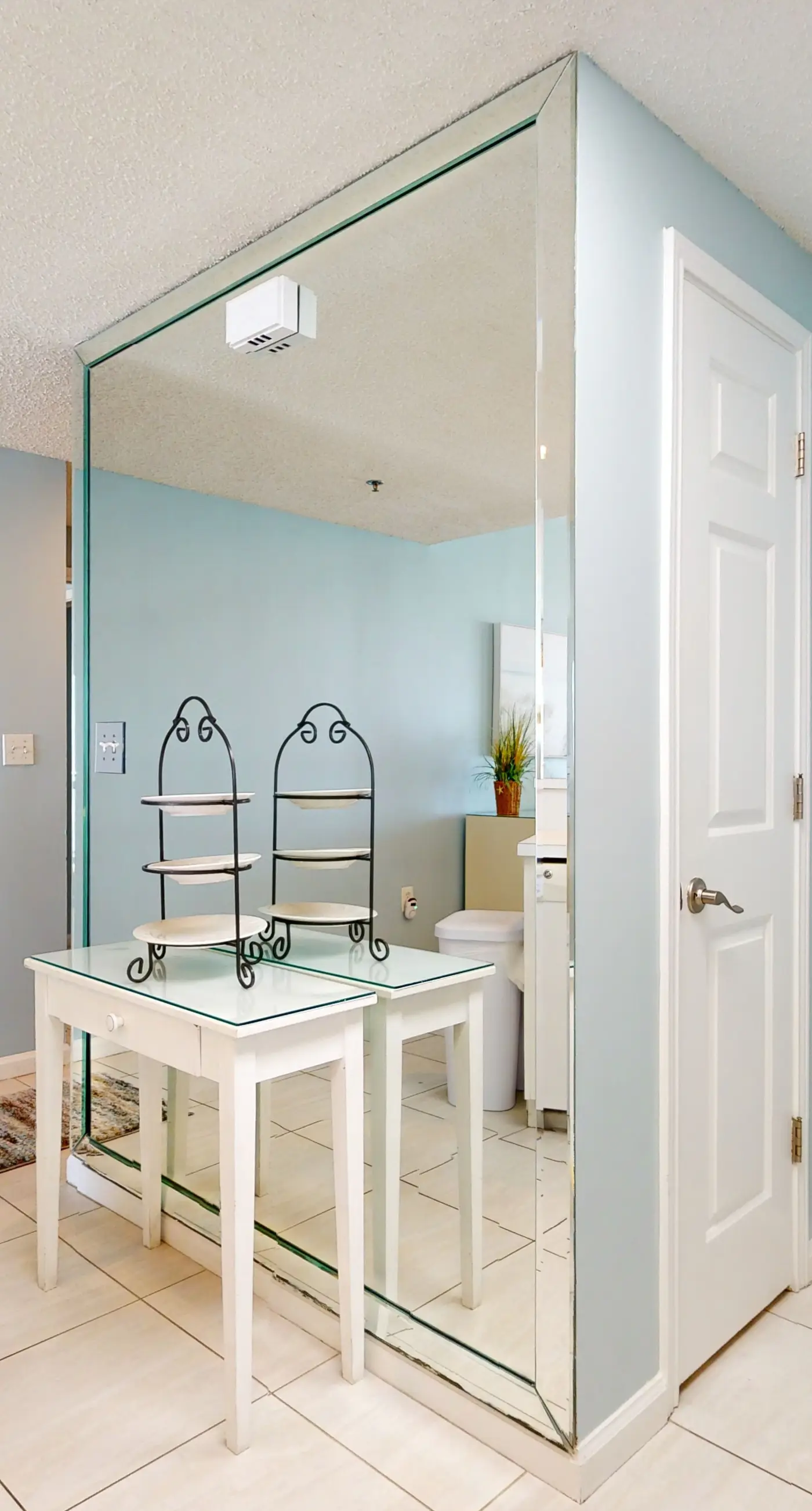 Vibrant condo on the Gulf with pool, fitness room & playground