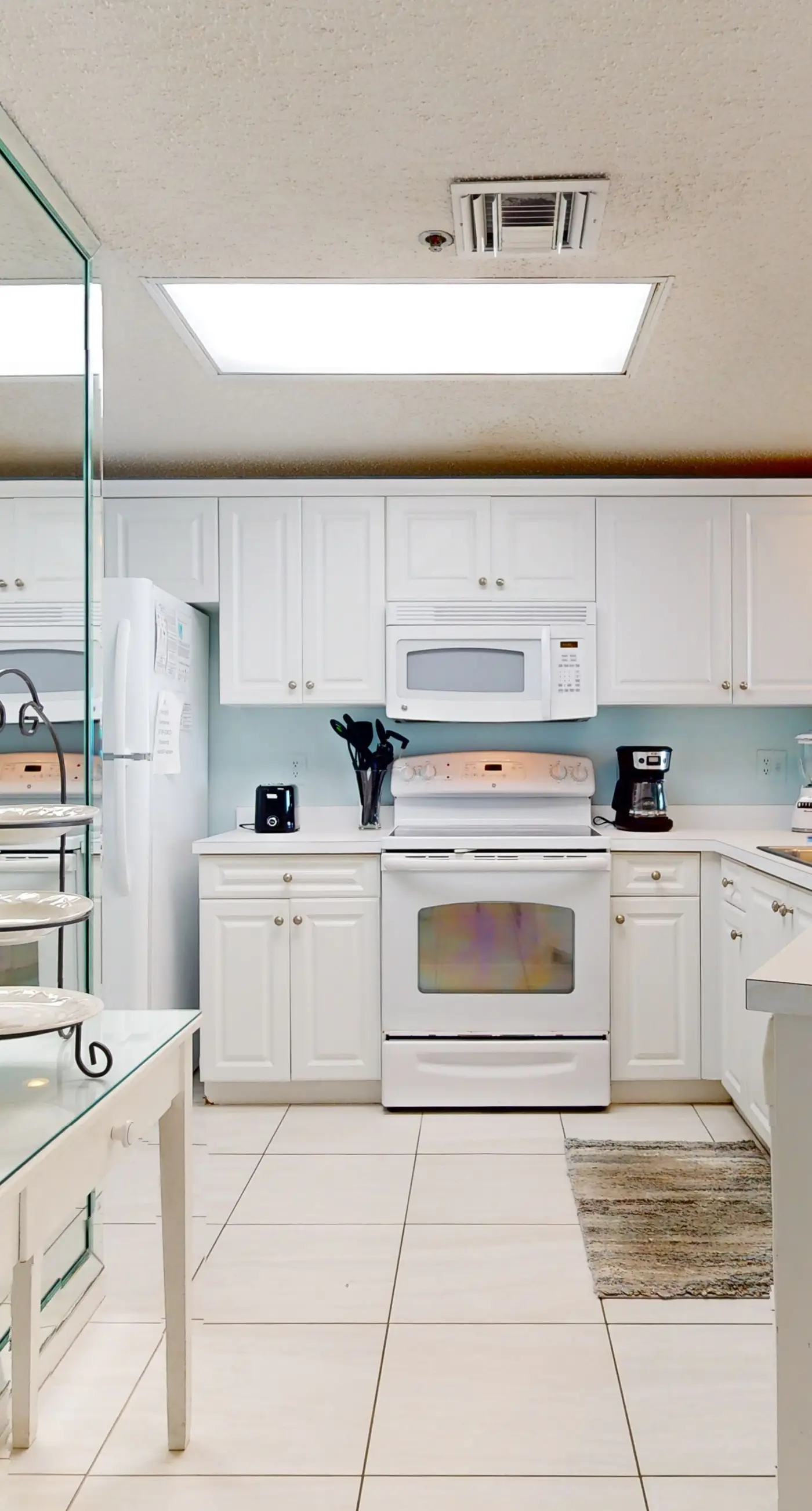 Vibrant condo on the Gulf with pool, fitness room & playground