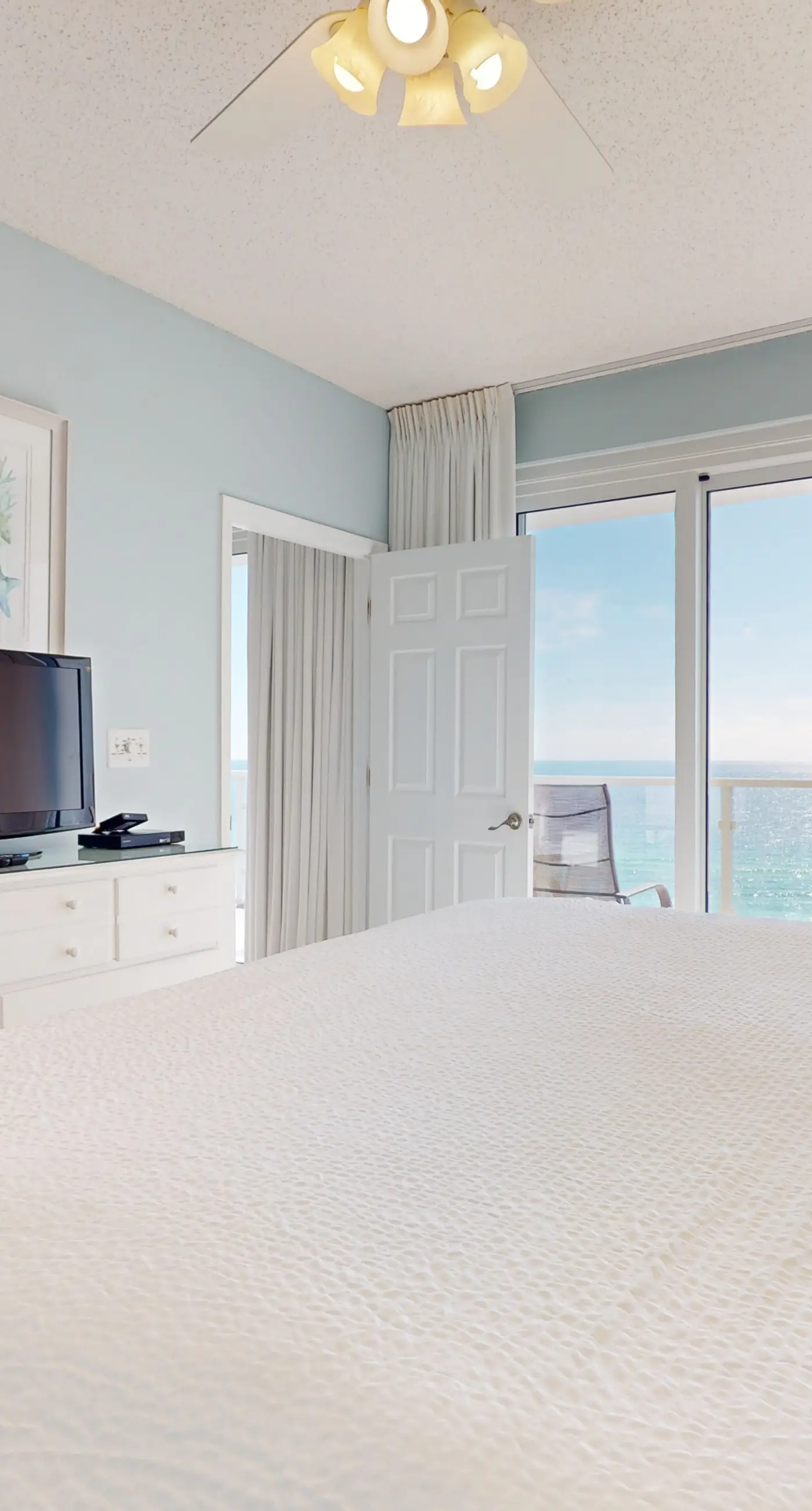 Vibrant condo on the Gulf with pool, fitness room & playground