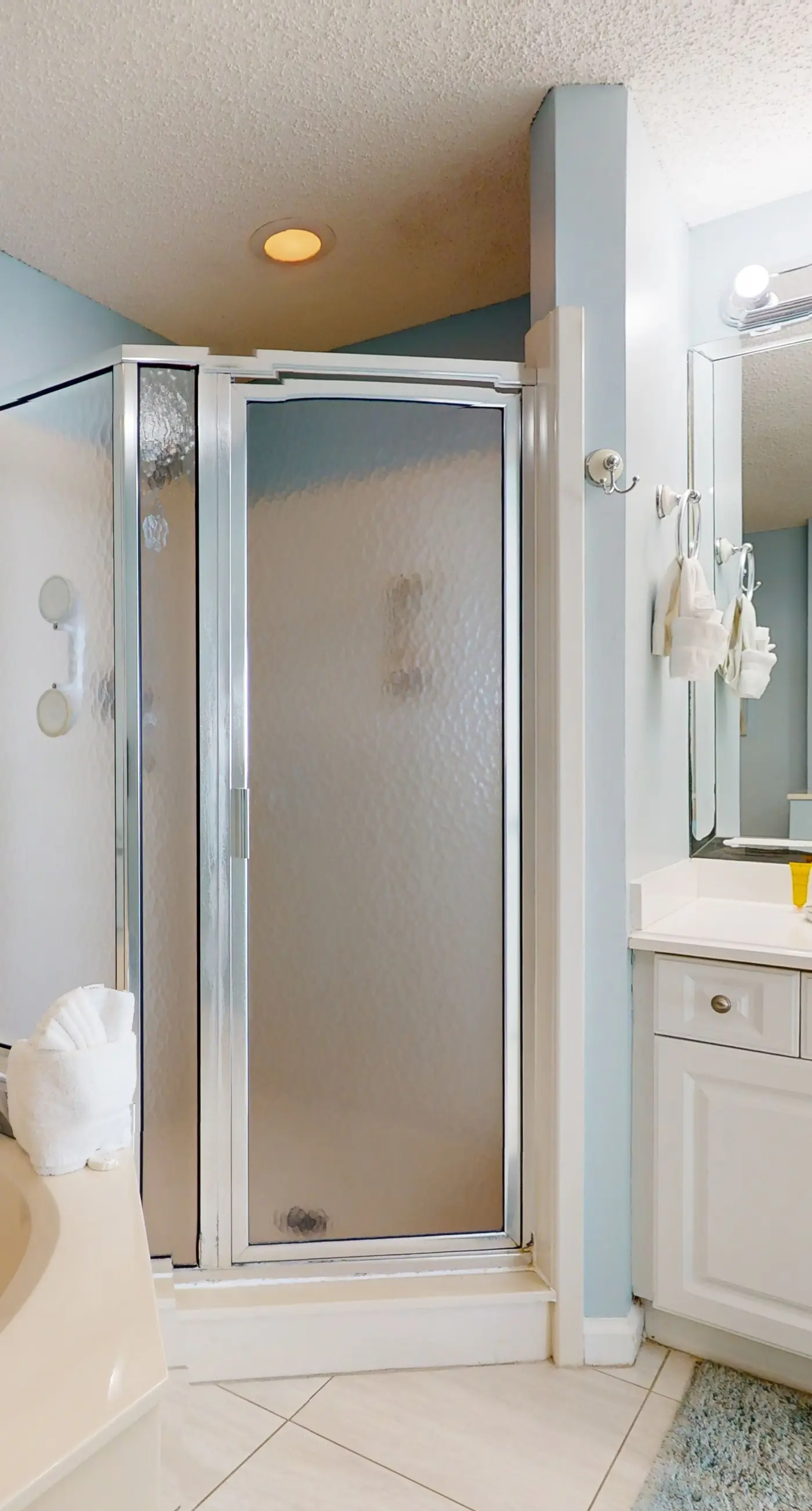 Vibrant condo on the Gulf with pool, fitness room & playground