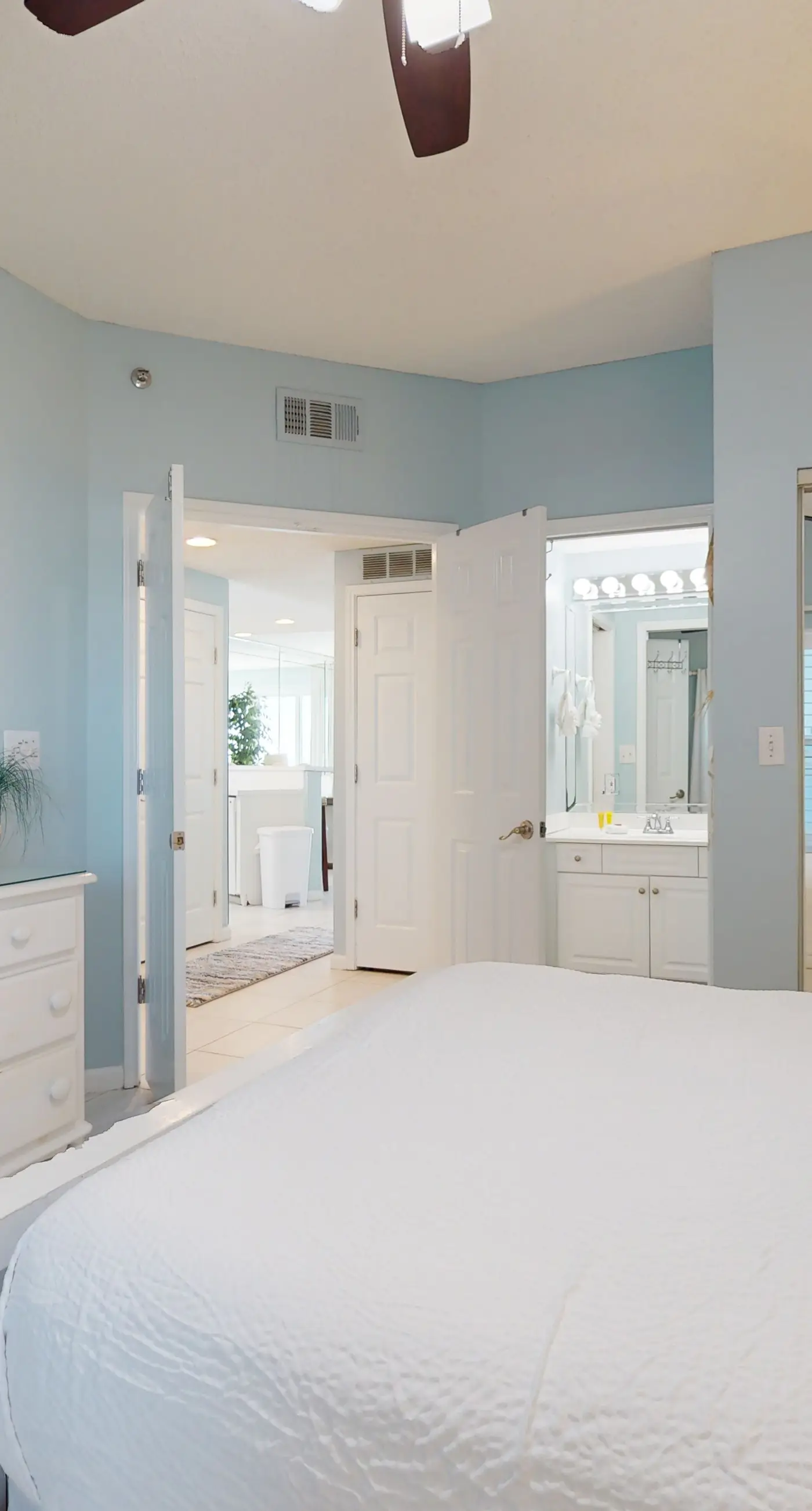 Vibrant condo on the Gulf with pool, fitness room & playground