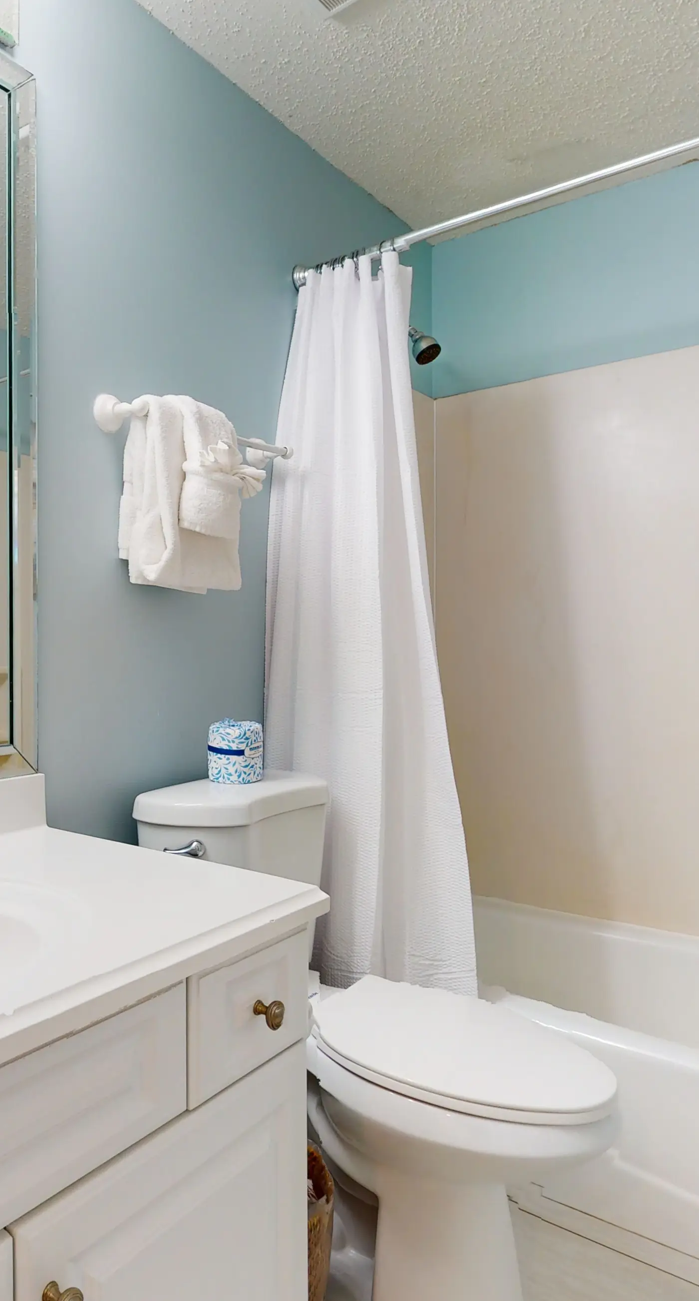 Vibrant condo on the Gulf with pool, fitness room & playground