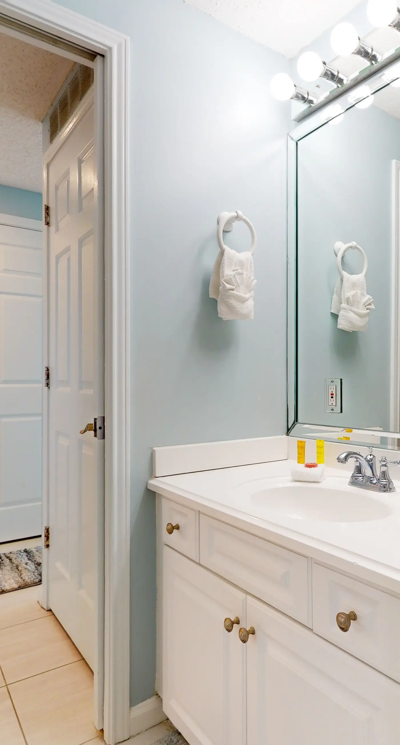 Vibrant condo on the Gulf with pool, fitness room & playground