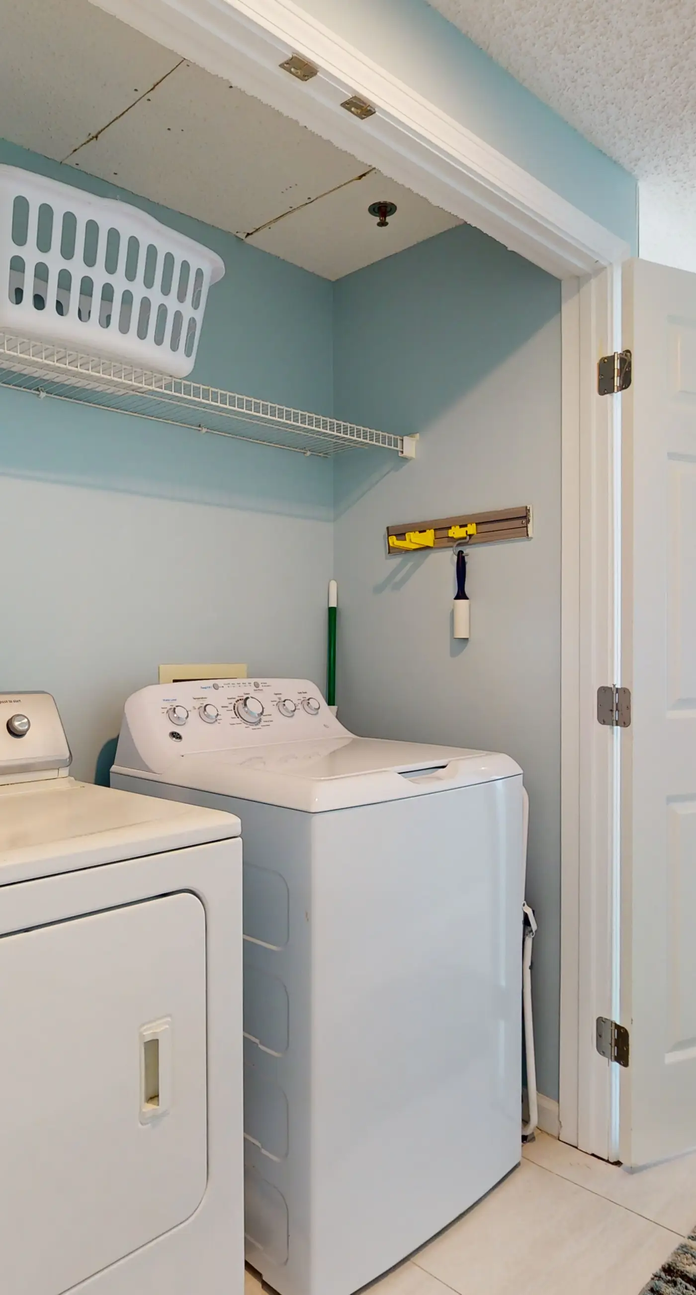 Vibrant condo on the Gulf with pool, fitness room & playground