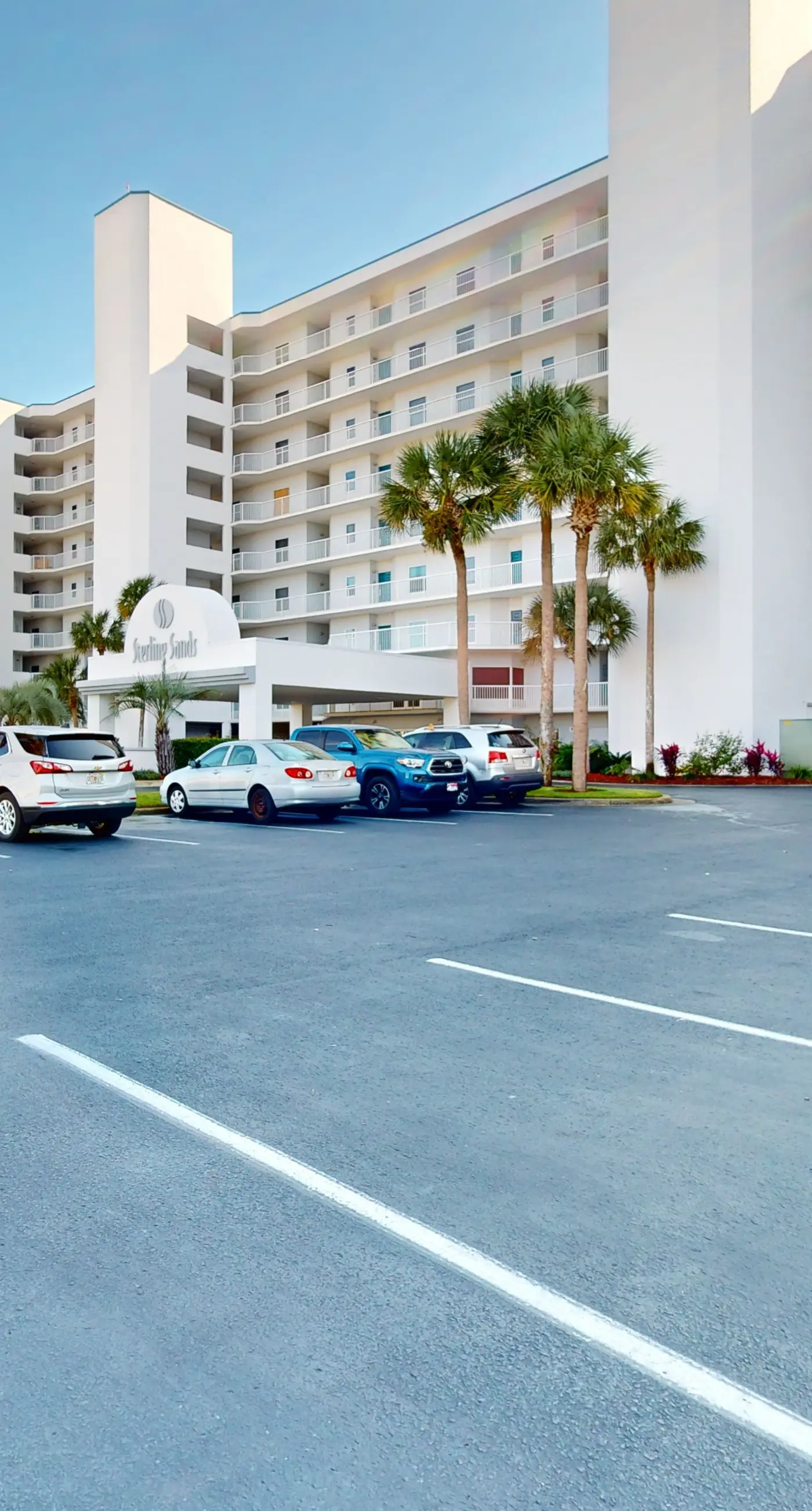 Vibrant condo on the Gulf with pool, fitness room & playground