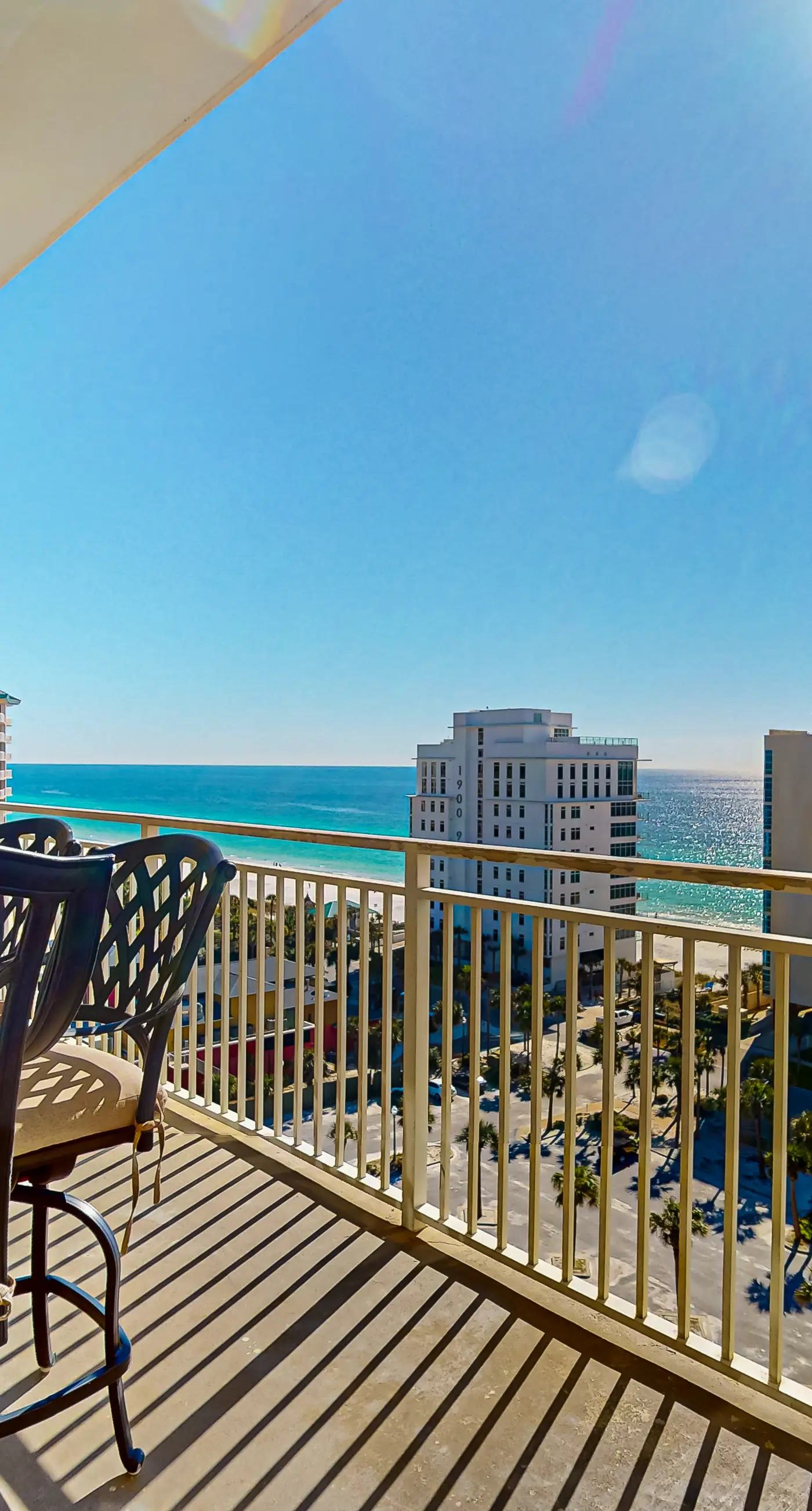 Penthouse condo w balcony, gulf views & shared pool&fitness