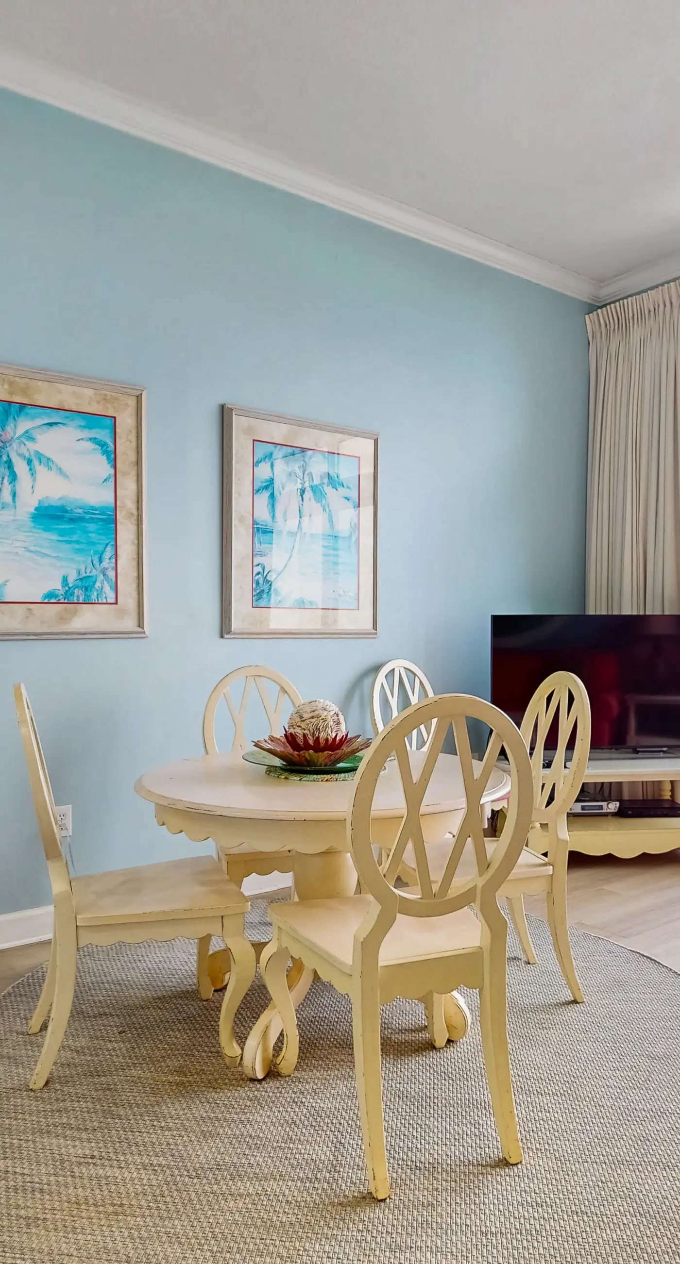 Gulf front penthouse w/shared pools, snack shack, community grill & more