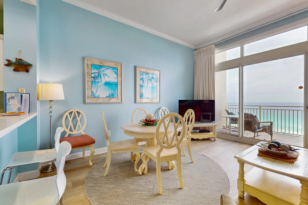 Gulf front penthouse w/shared pools, snack shack, community grill & more