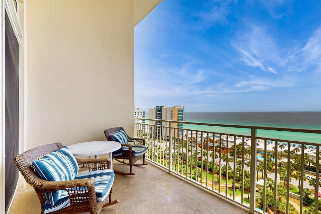 Gulf front penthouse w shared pools, snack shack, community grill & more