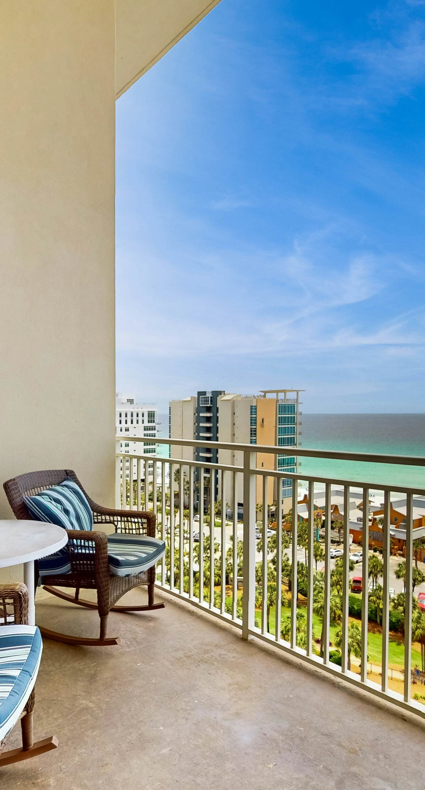 Gulf front penthouse w shared pools, snack shack, community grill & more